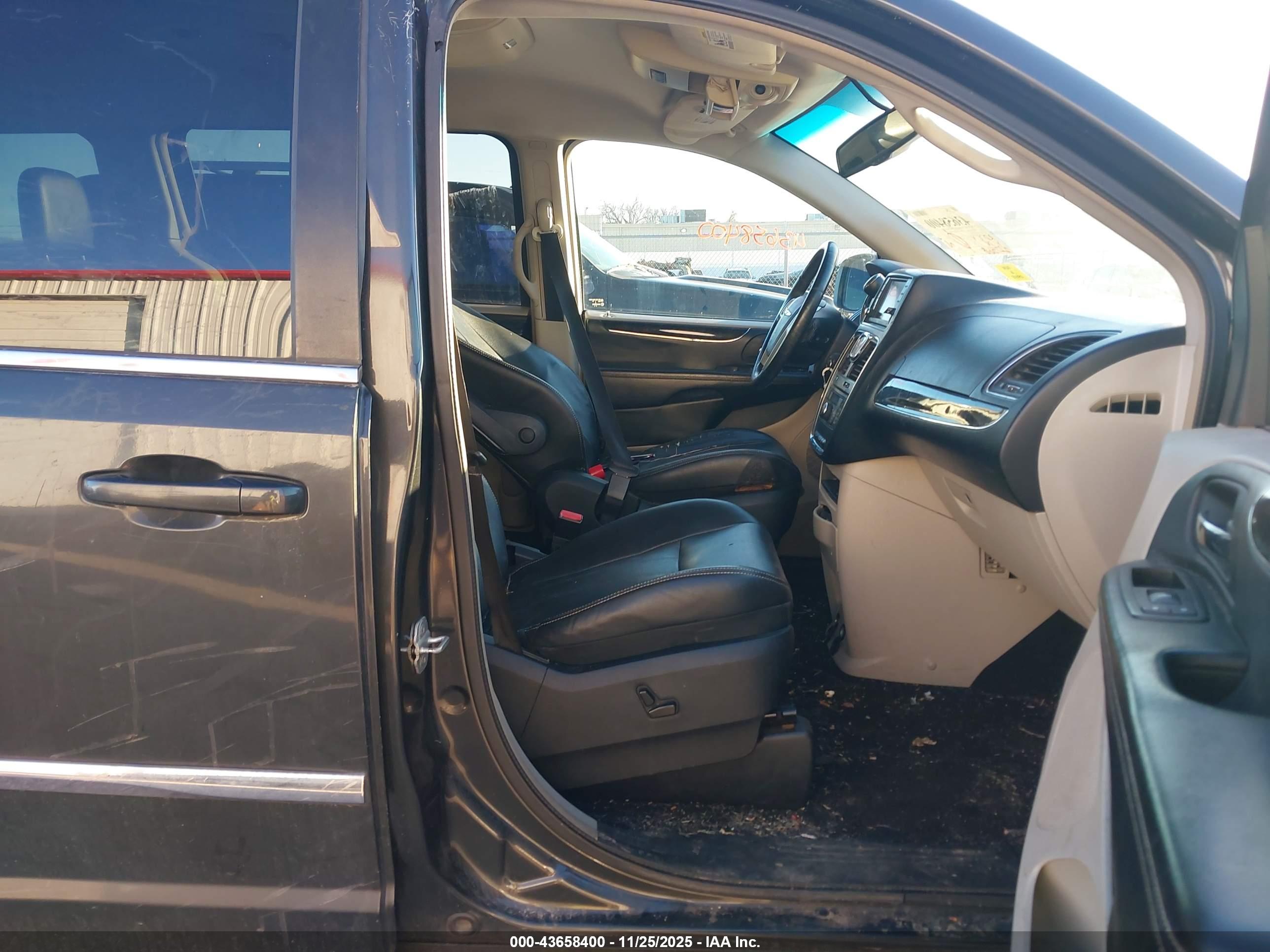 CHRYSLER TOWN image 5