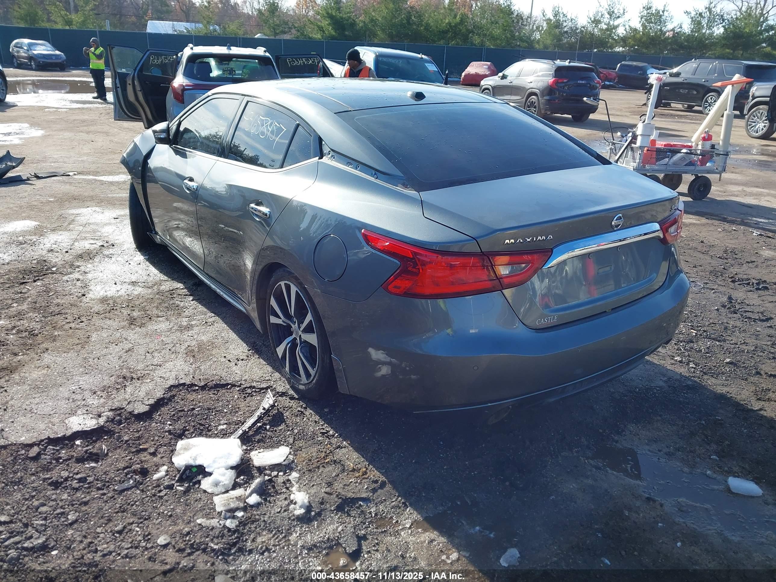 NISSAN MAXIMA image 3