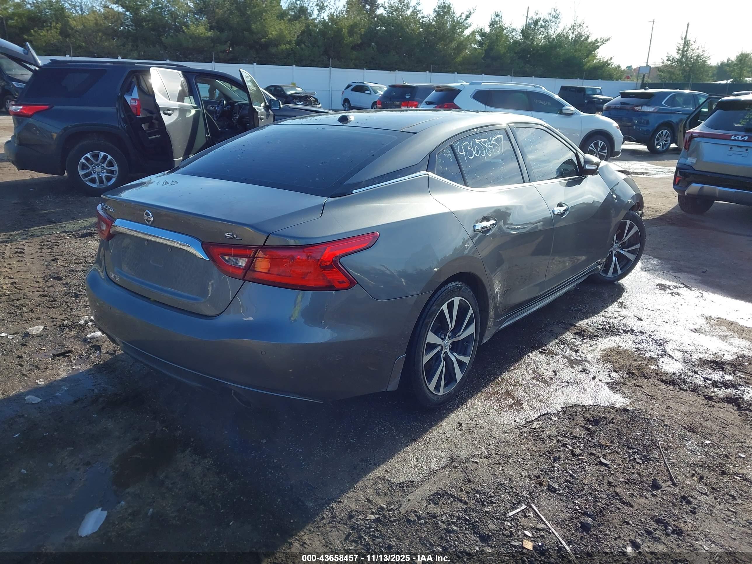 NISSAN MAXIMA image 4