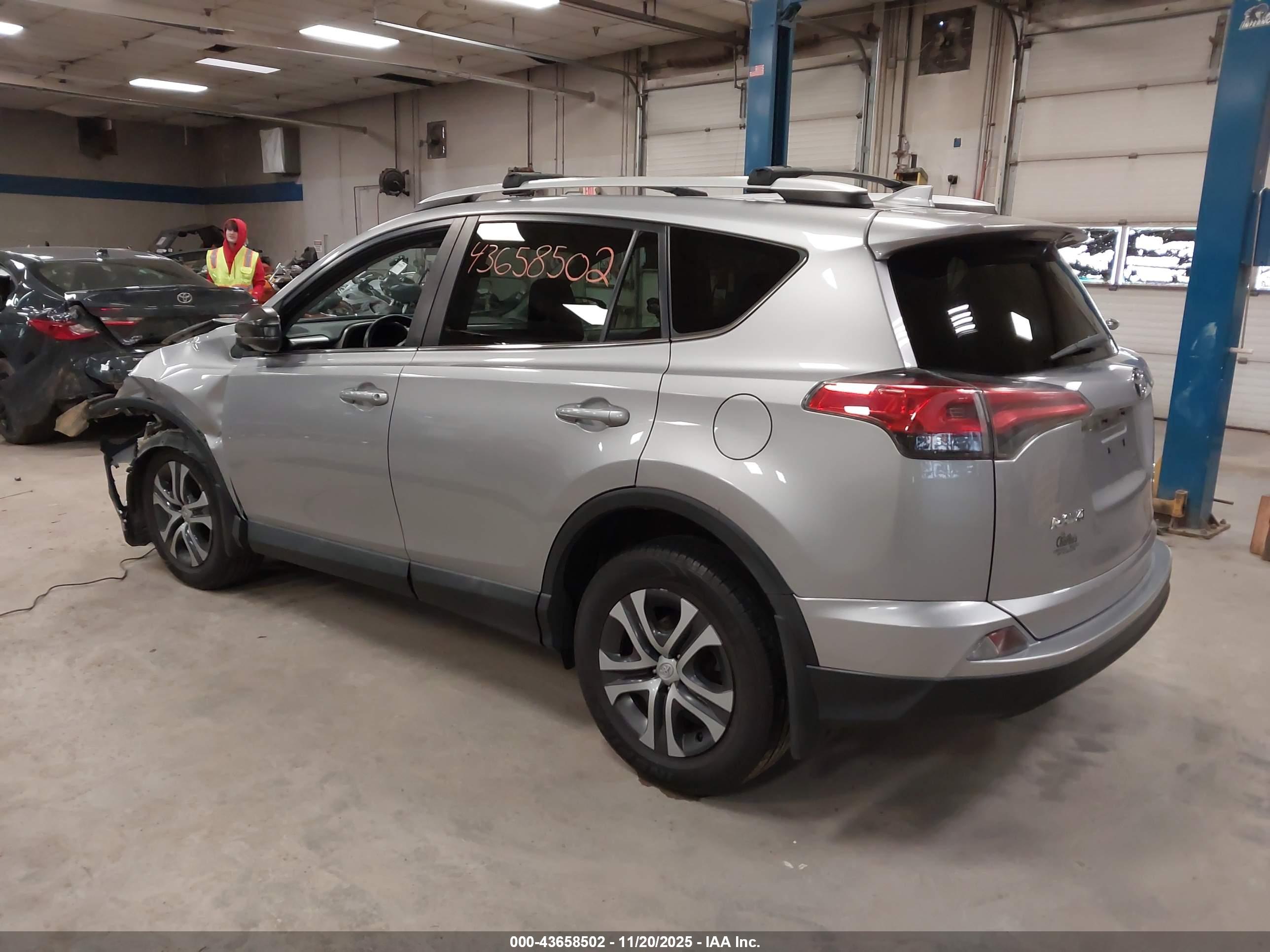 TOYOTA RAV4 image 3