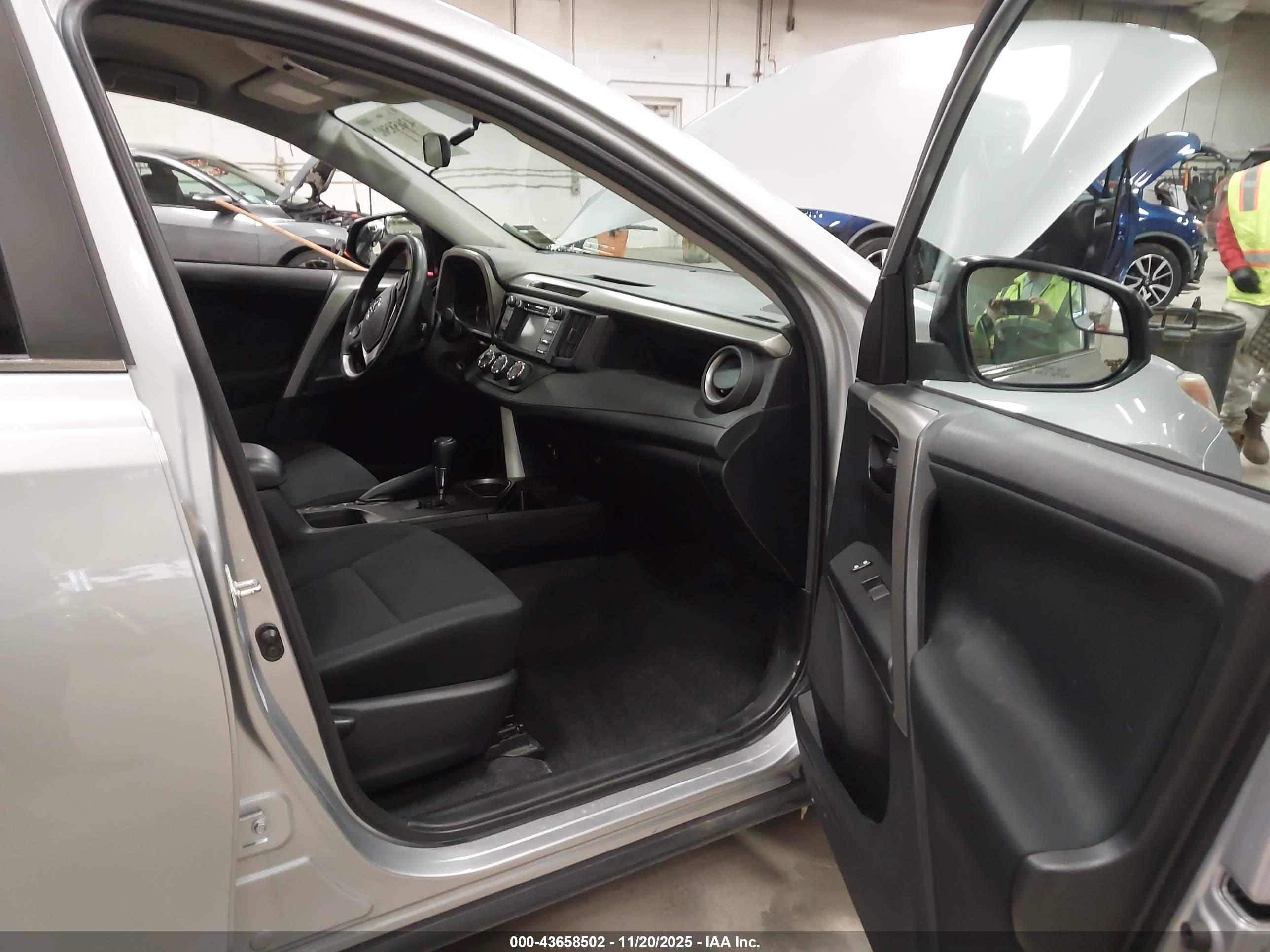 TOYOTA RAV4 image 5