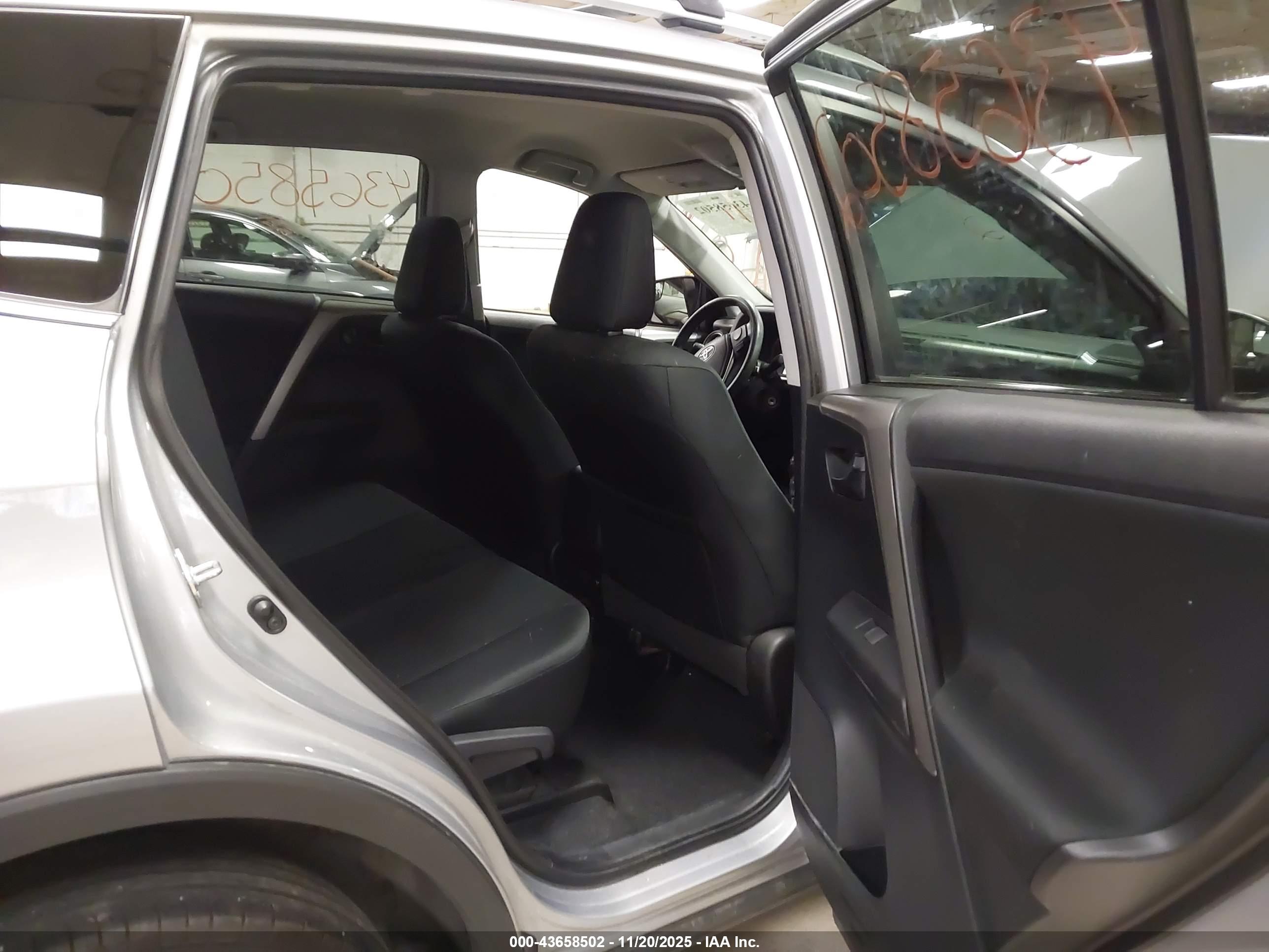TOYOTA RAV4 image 8