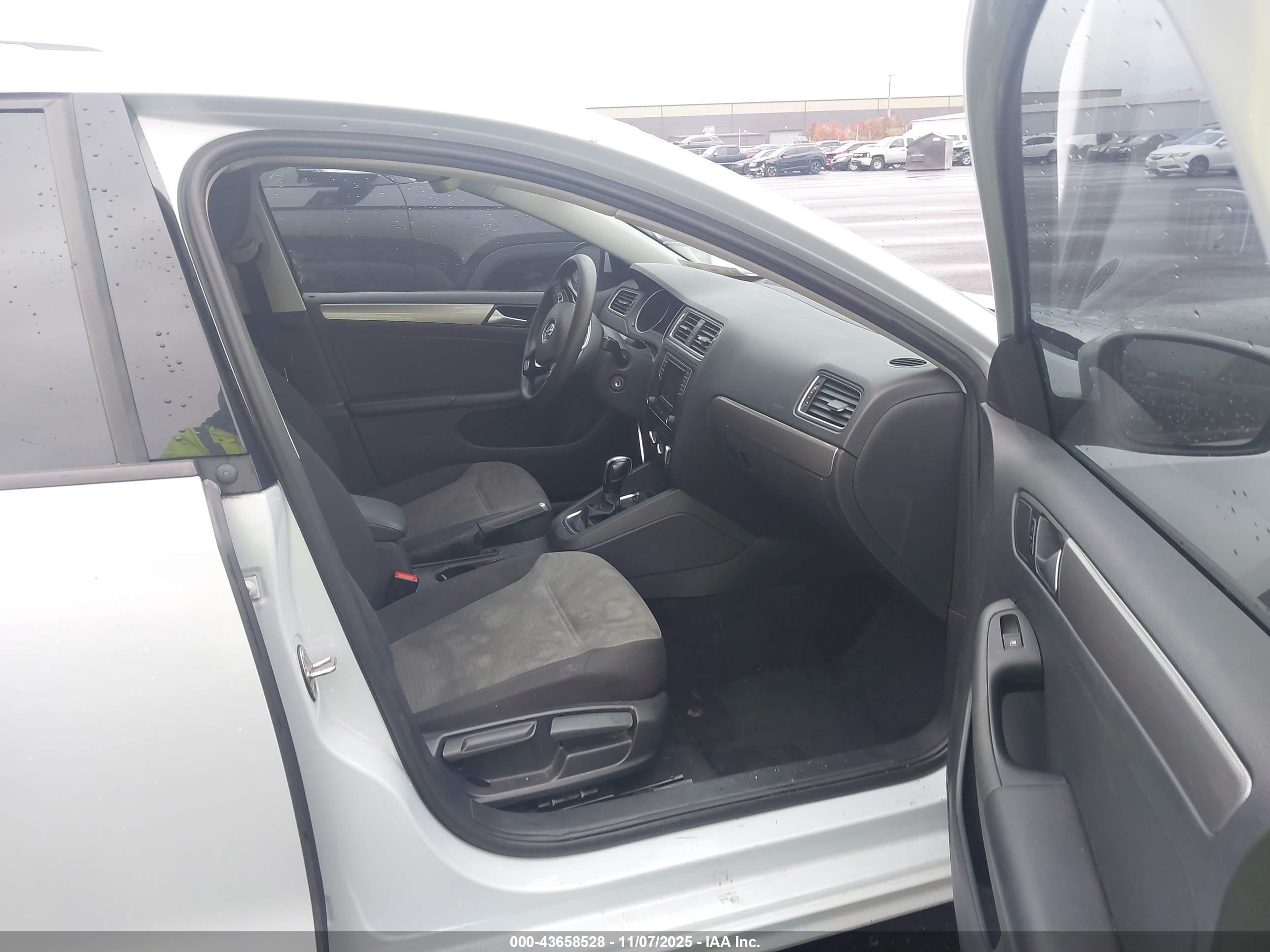 VOLKSWAGEN JETTA image 5