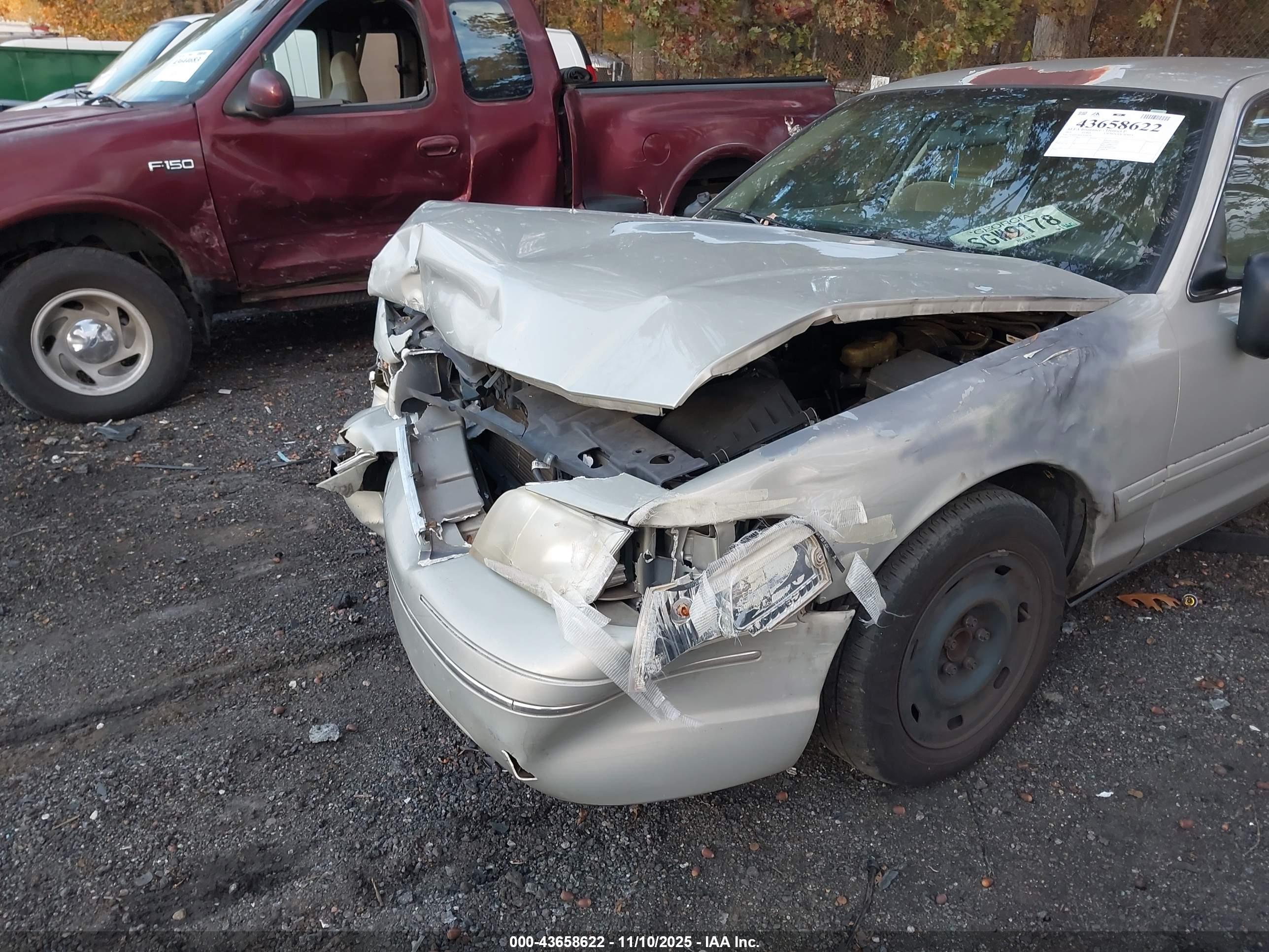 FORD CROWN image 6