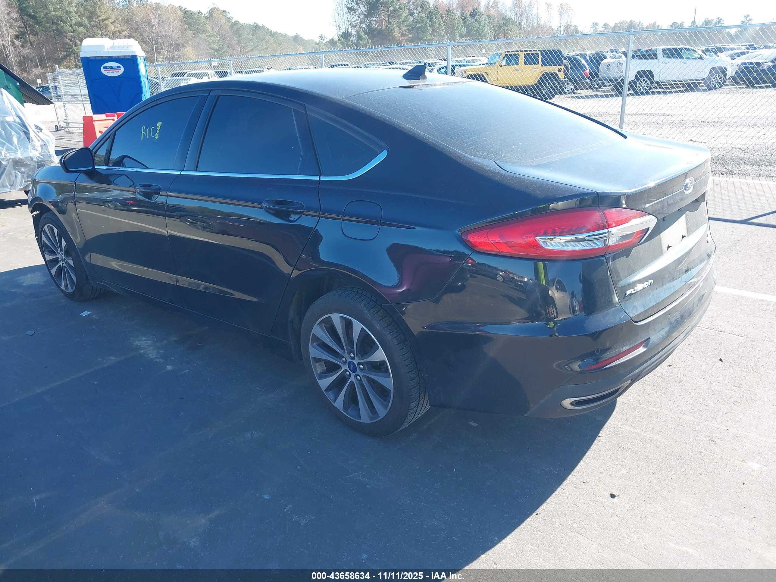 FORD FUSION image 3