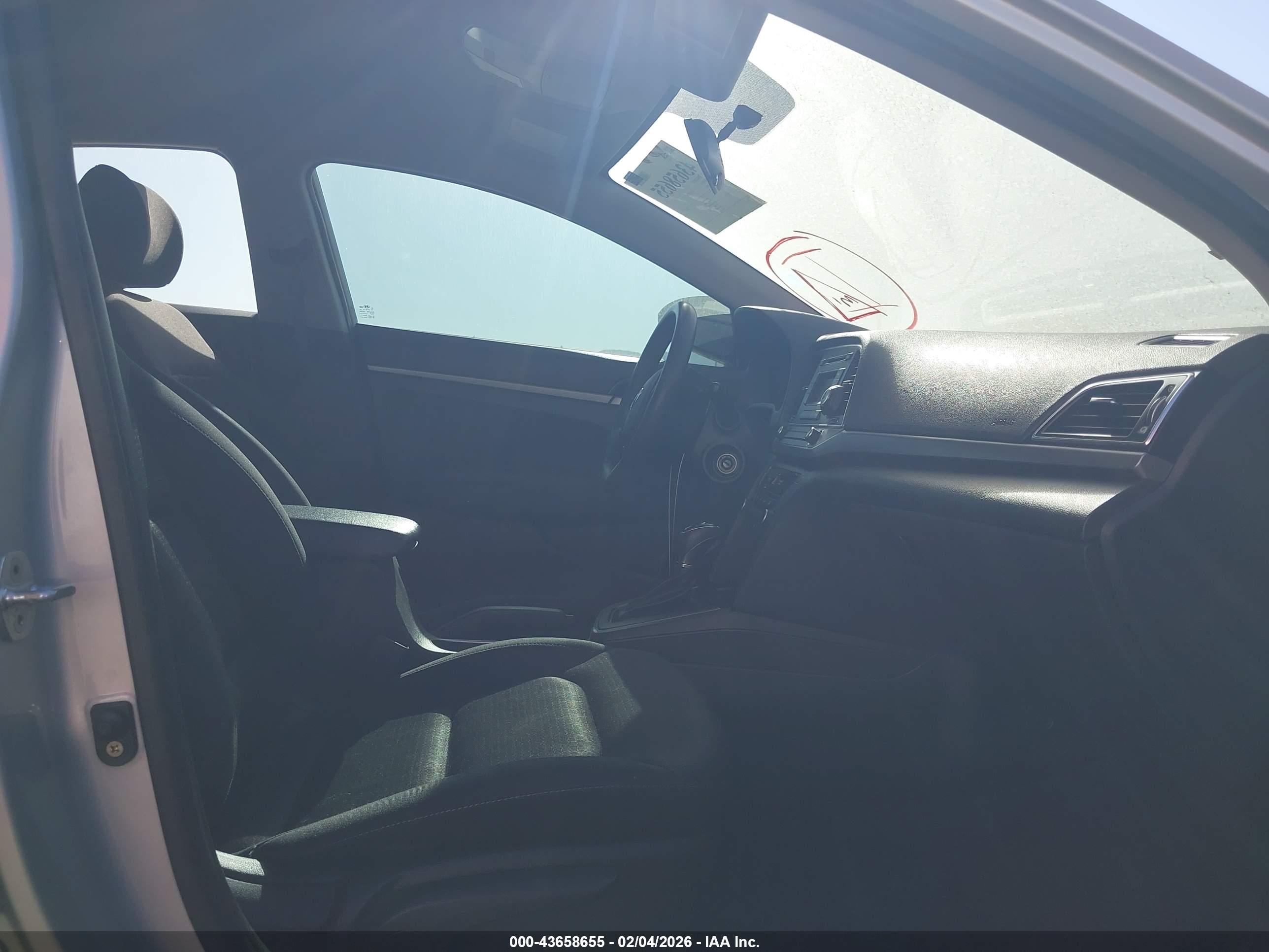 HYUNDAI ELANTRA image 5
