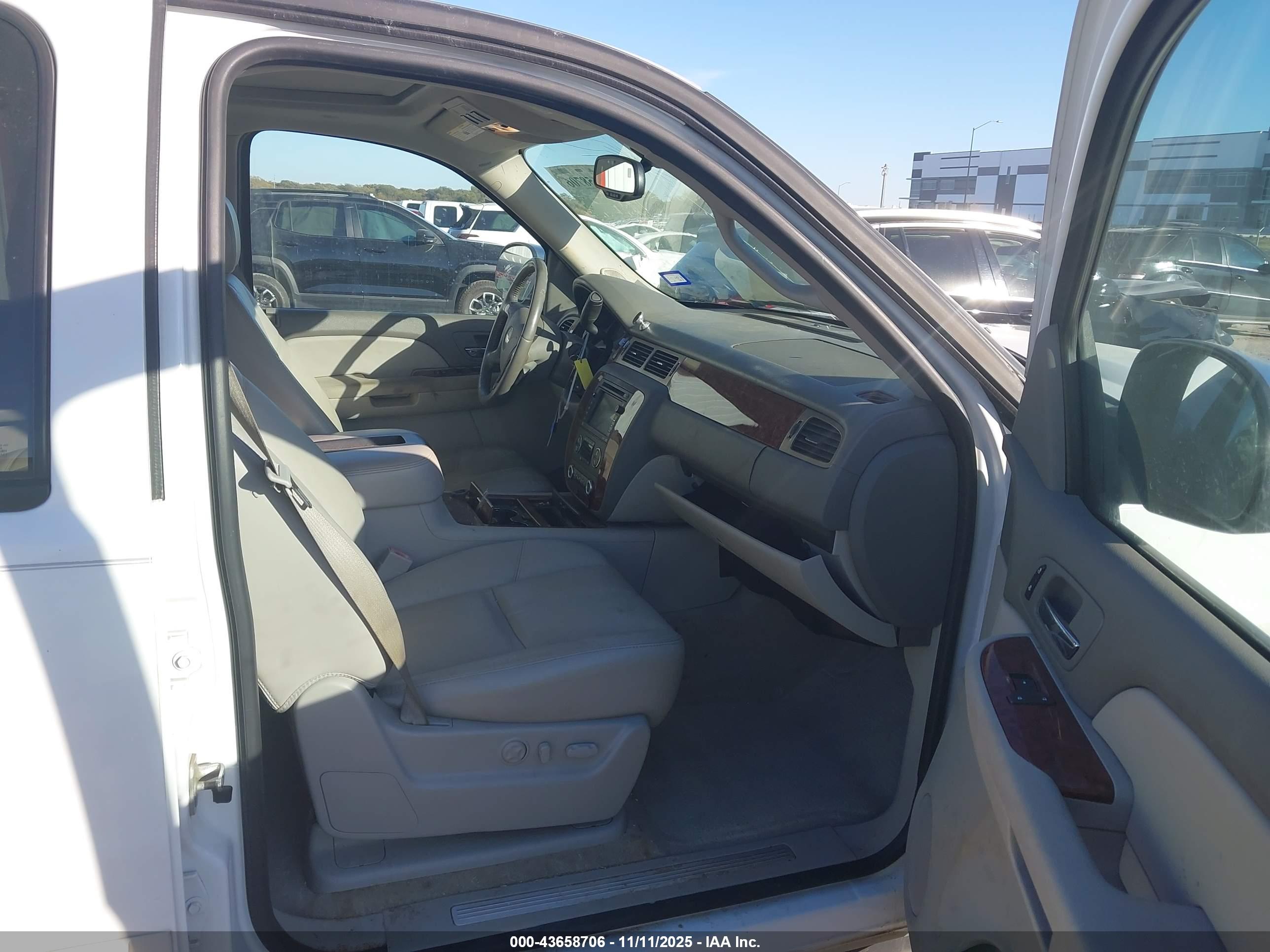 CHEVROLET TAHOE image 5