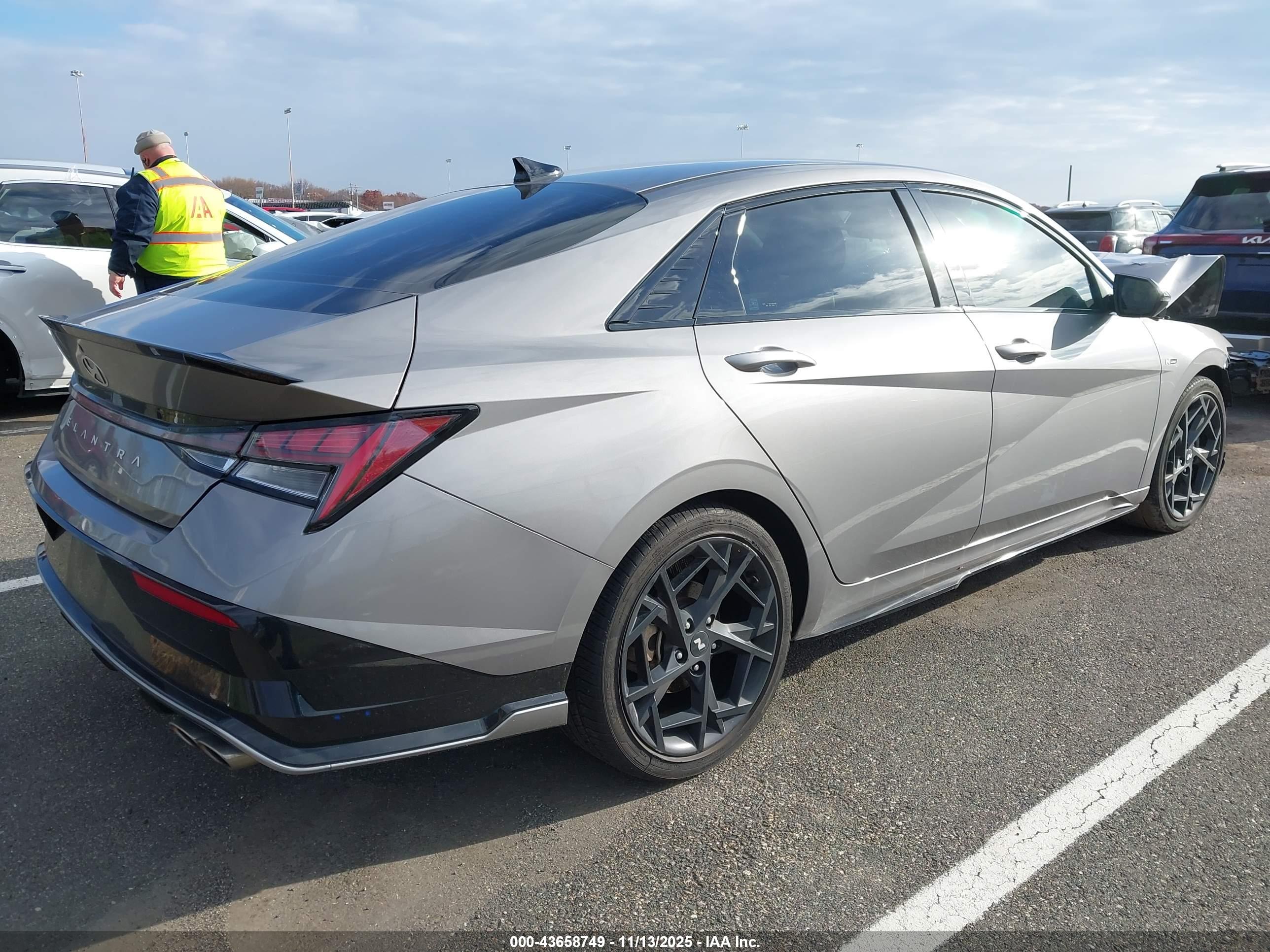 HYUNDAI ELANTRA image 4