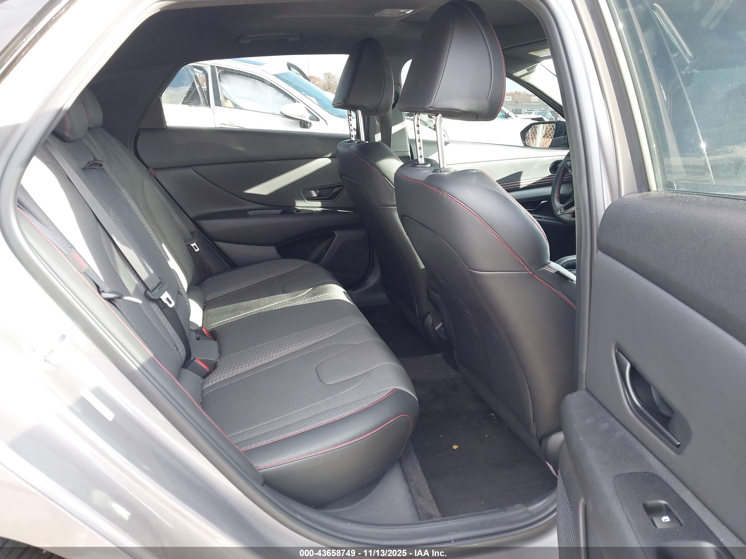 HYUNDAI ELANTRA image 8