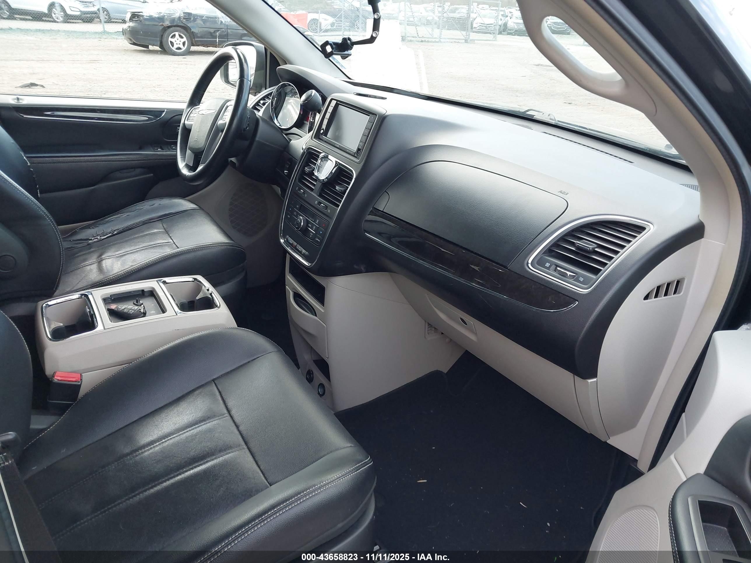 CHRYSLER TOWN image 5