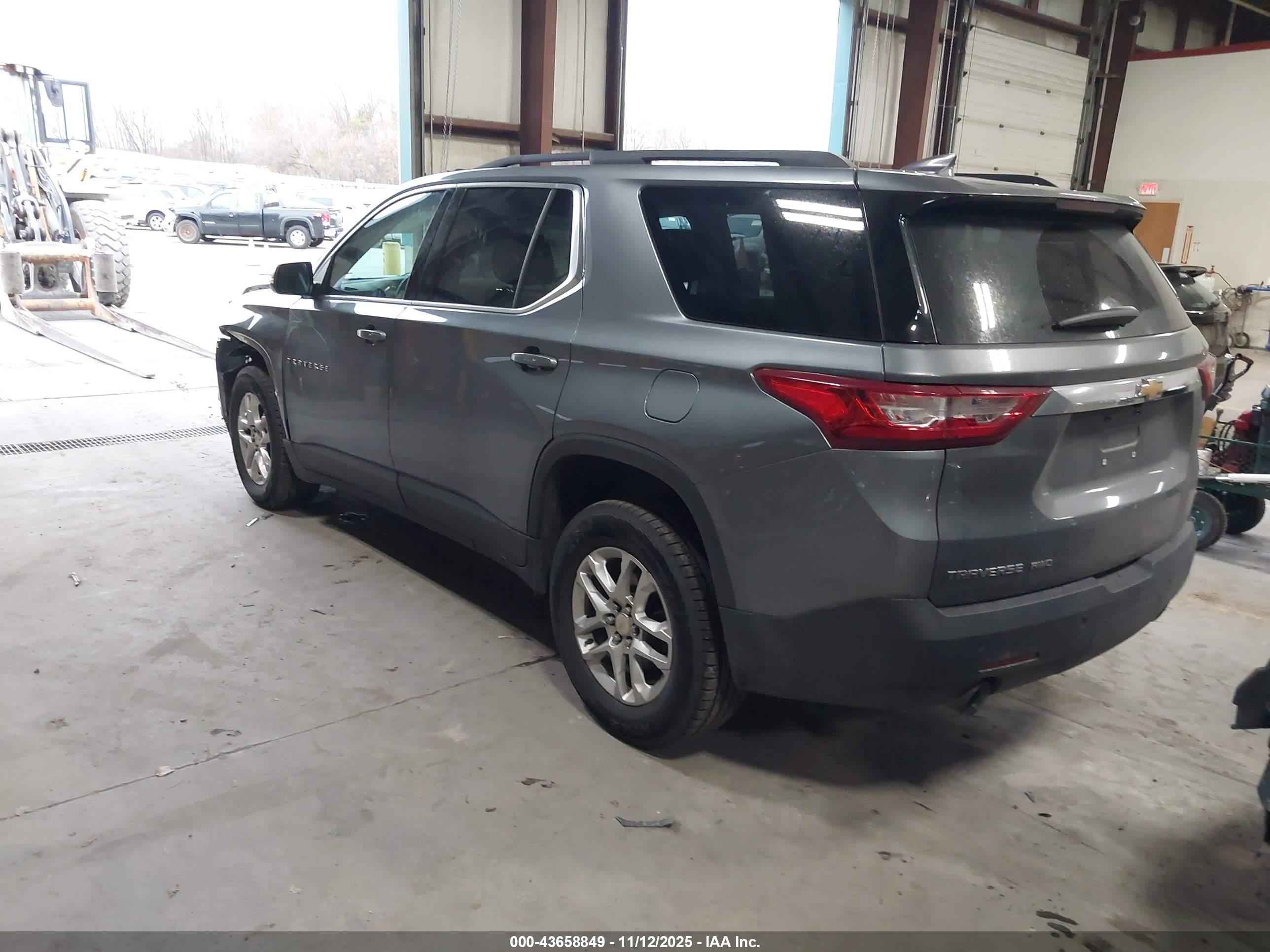 CHEVROLET TRAVERSE image 3