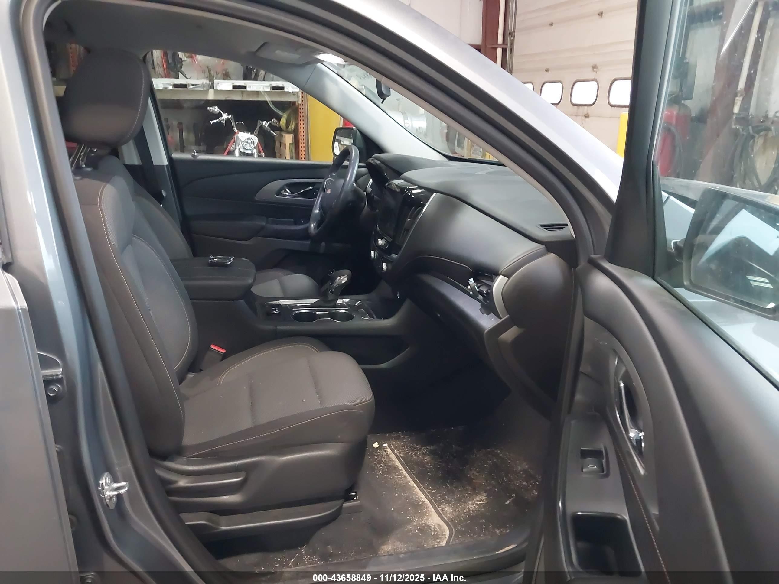 CHEVROLET TRAVERSE image 5