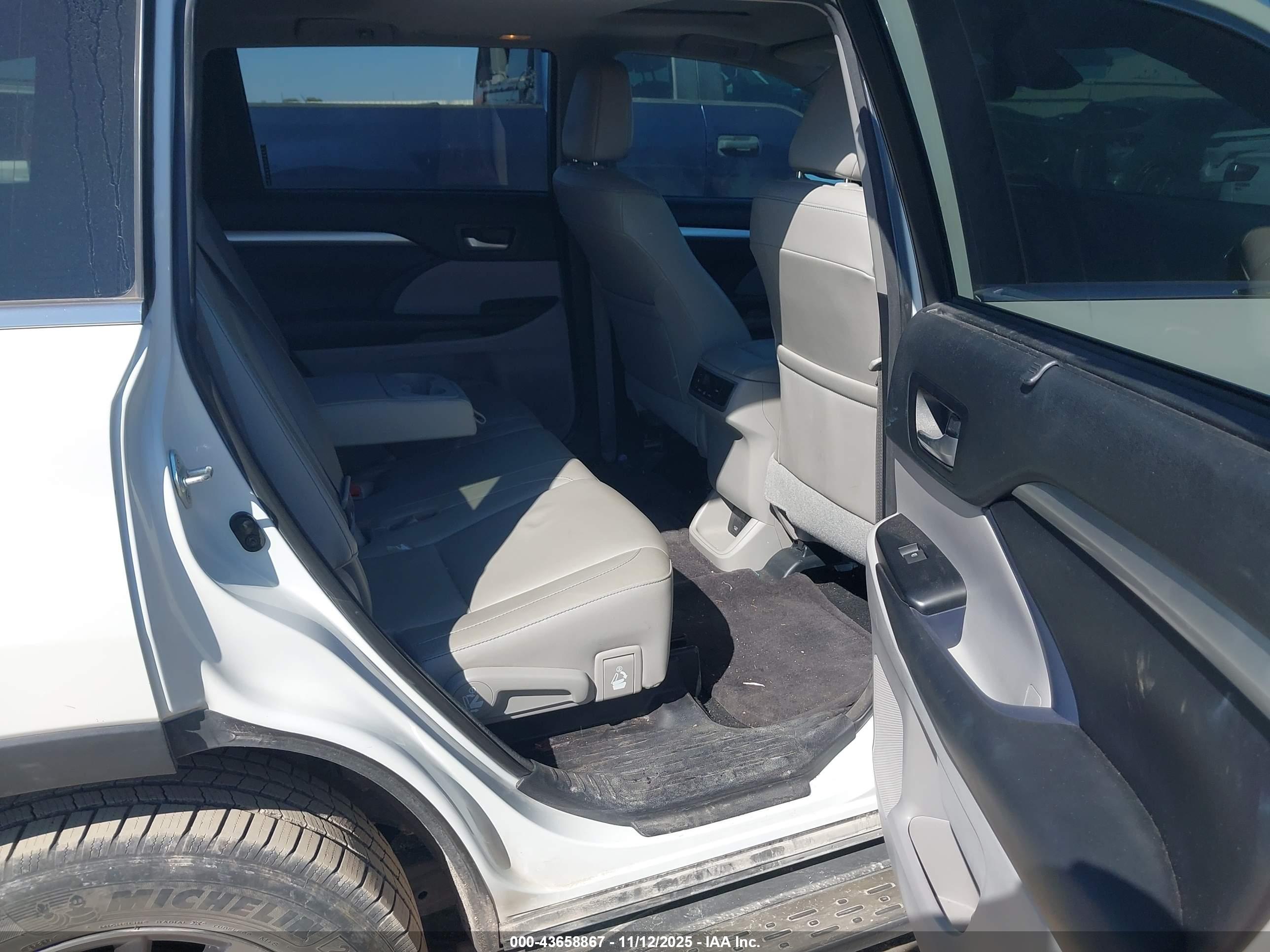 TOYOTA HIGHLANDER image 8