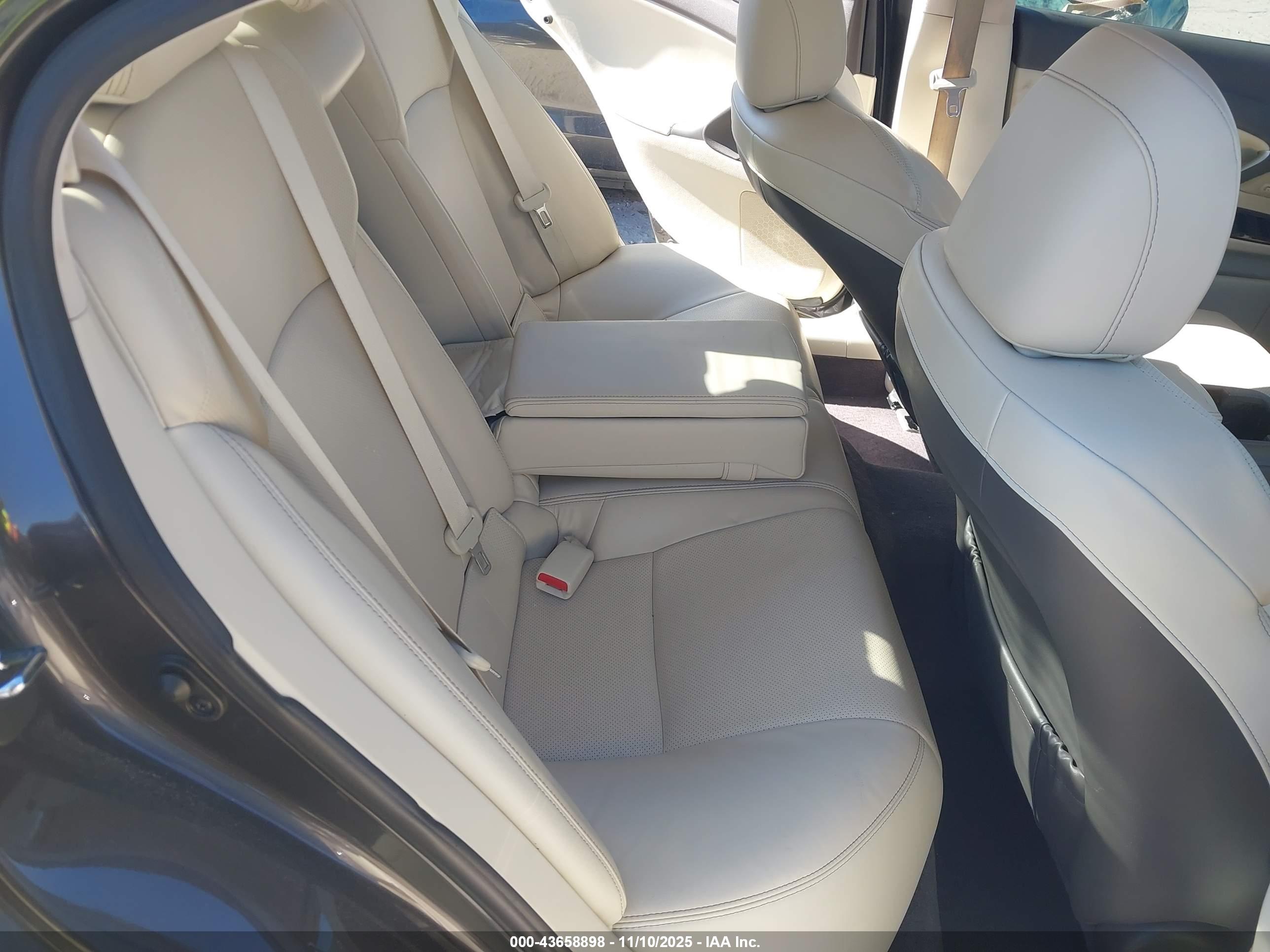 LEXUS IS image 8
