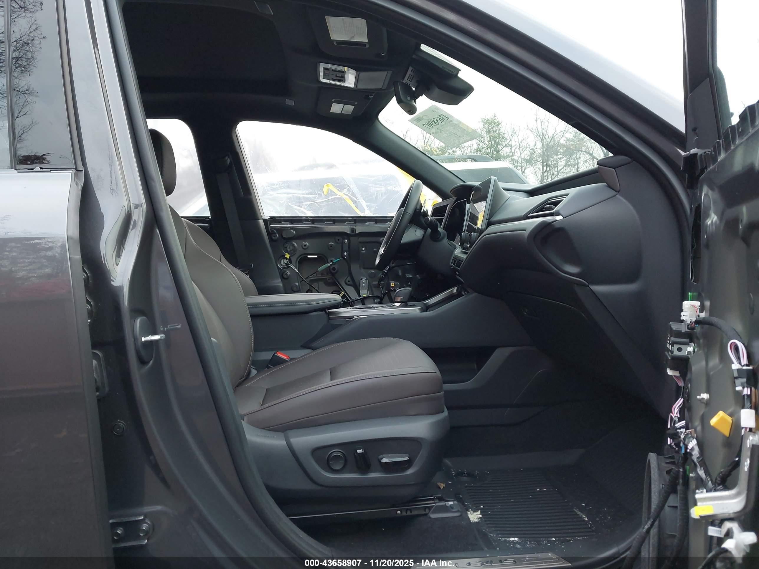 LEXUS TX image 5