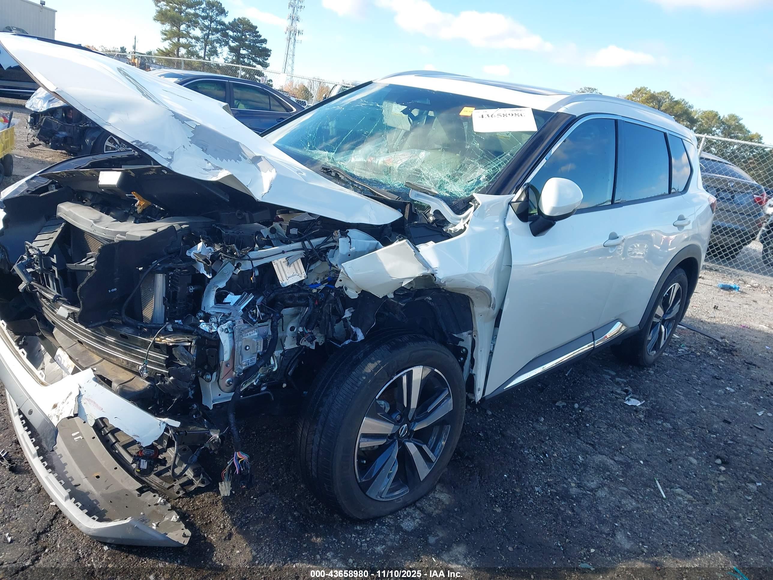 NISSAN ROGUE image 2