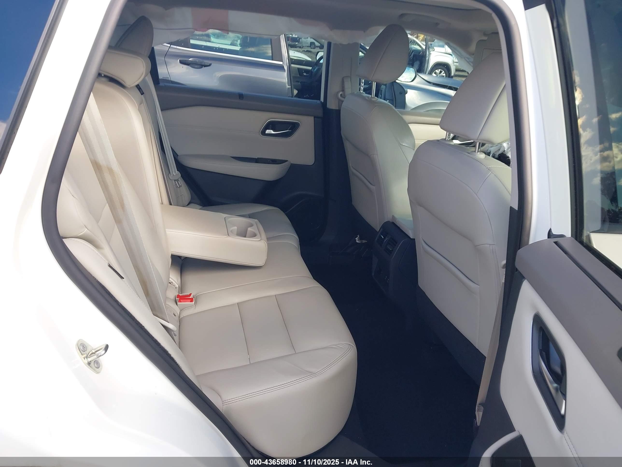 NISSAN ROGUE image 8