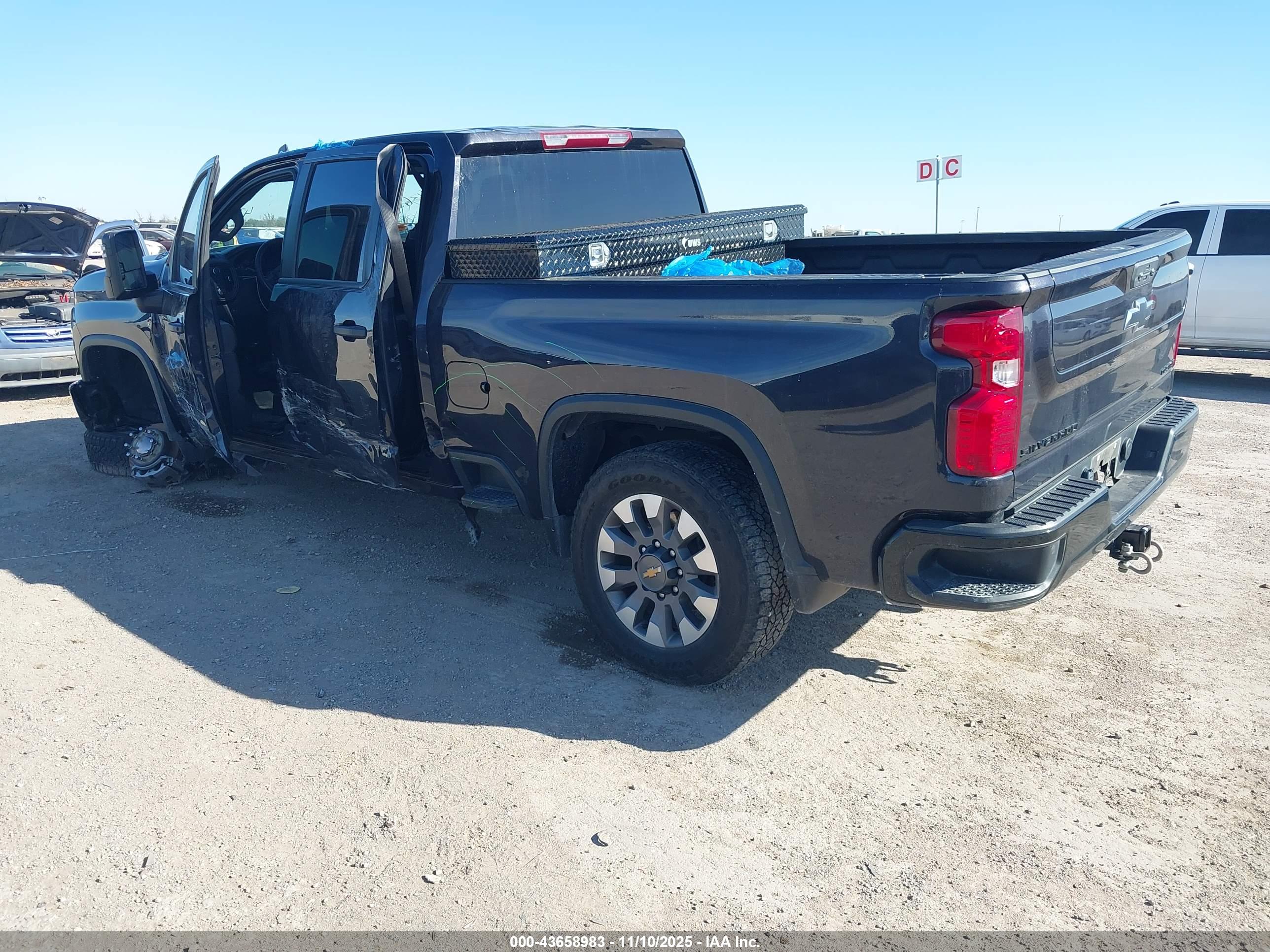 CHEVROLET SILVERADO image 3