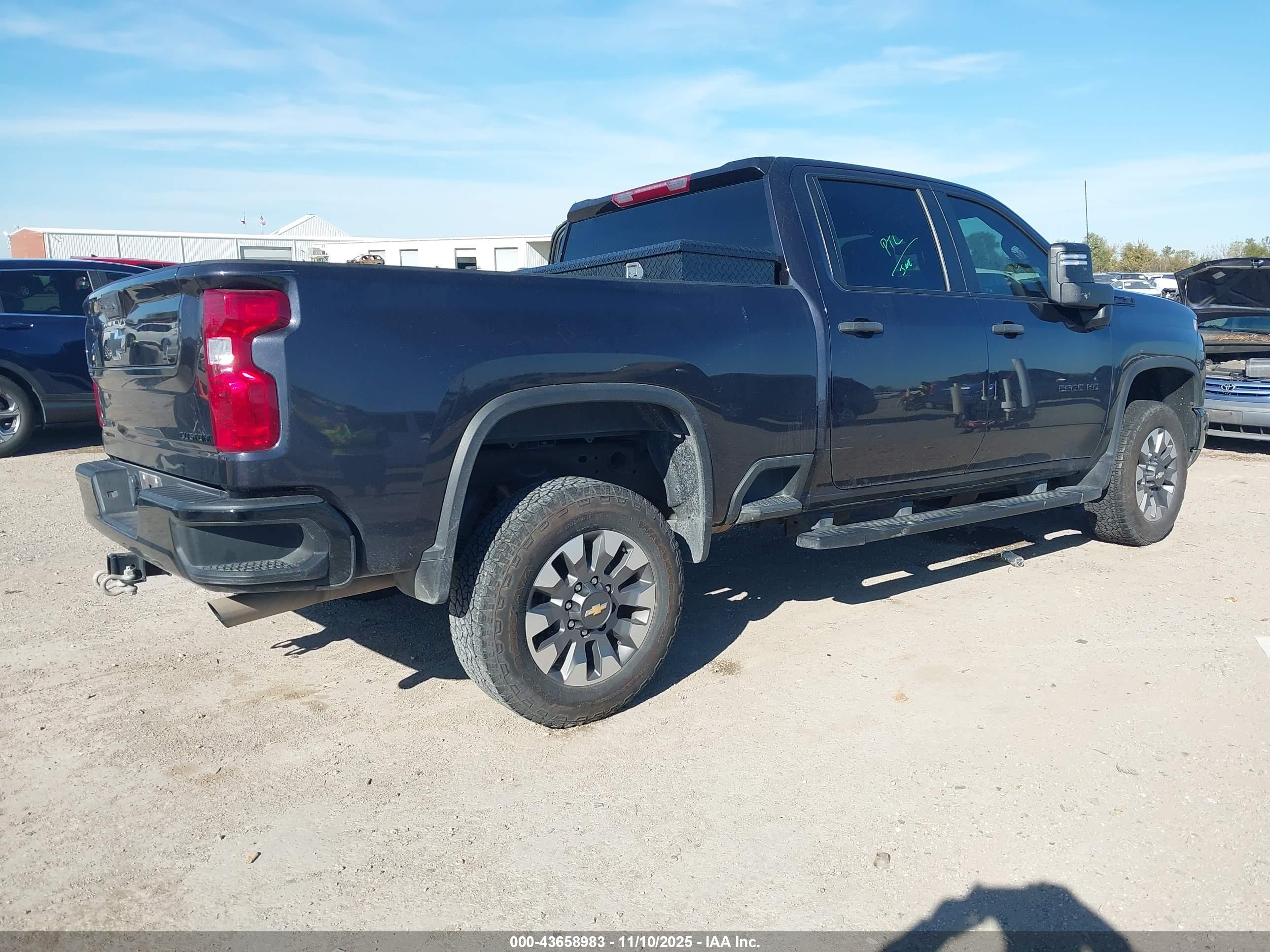CHEVROLET SILVERADO image 4