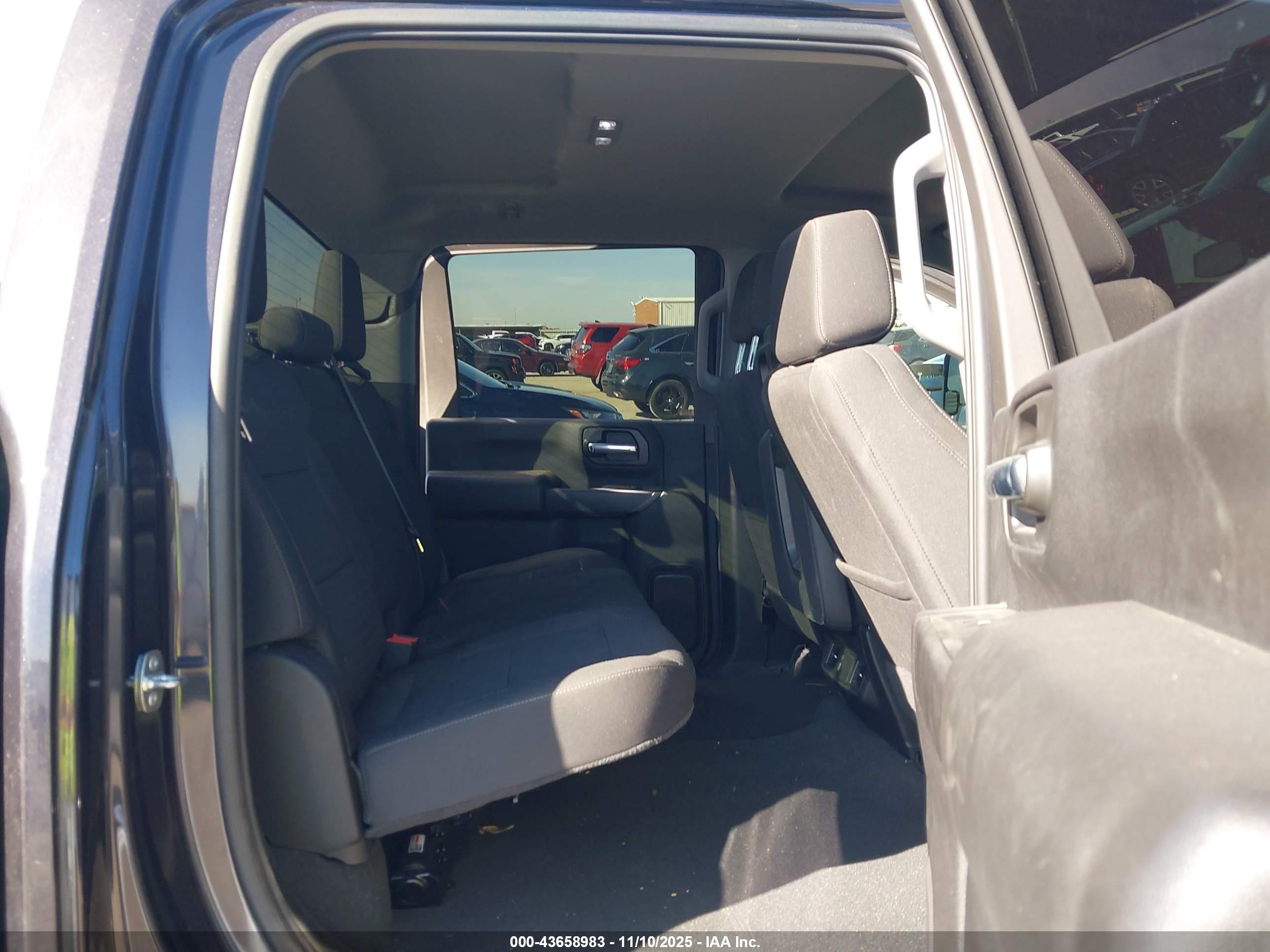 CHEVROLET SILVERADO image 8
