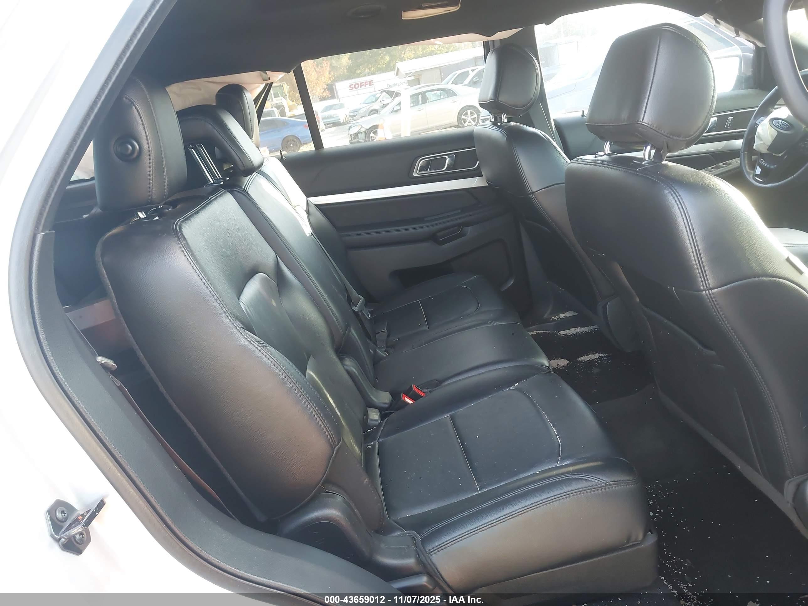 FORD EXPLORER image 8