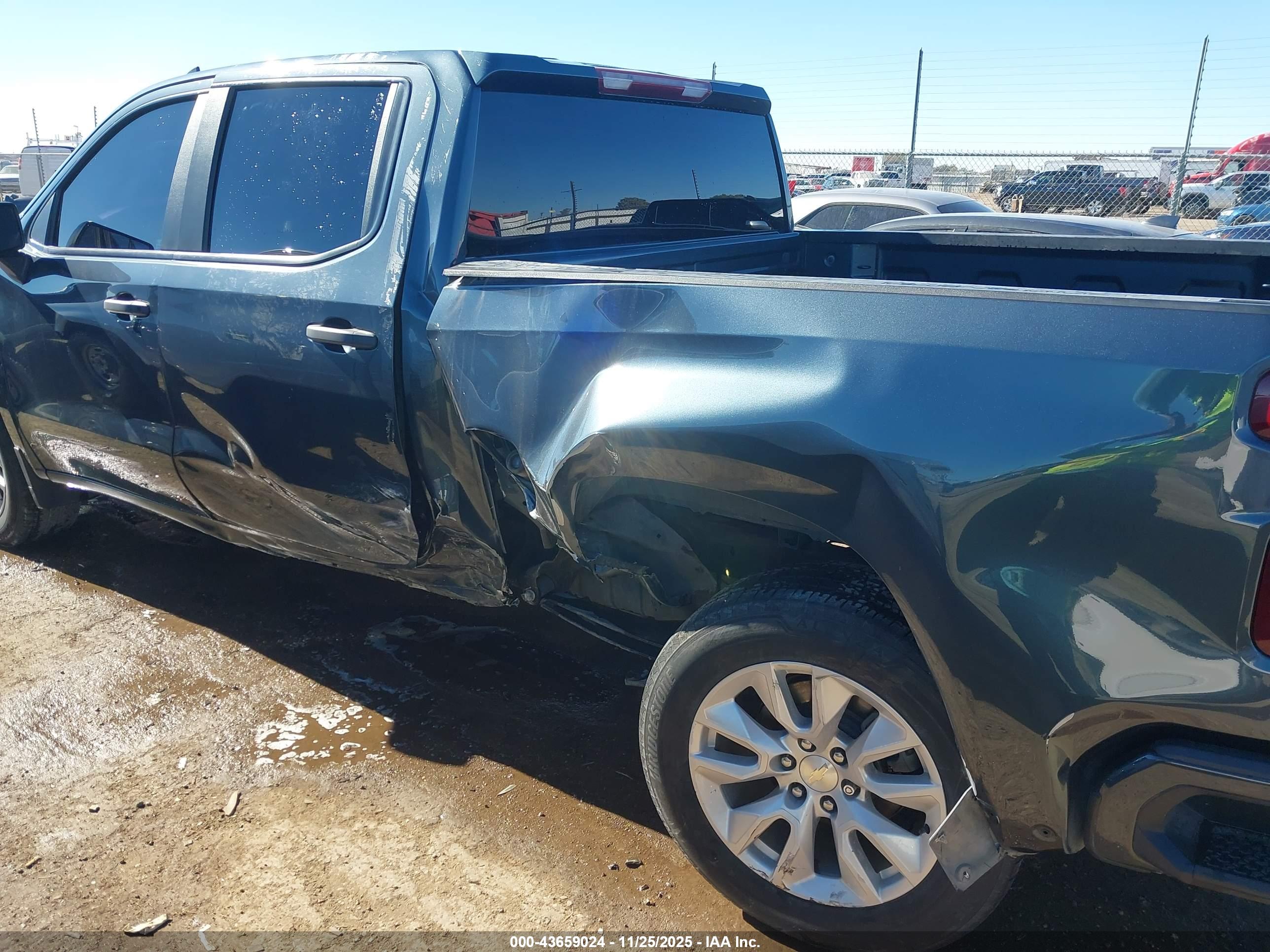 CHEVROLET SILVERADO image 6