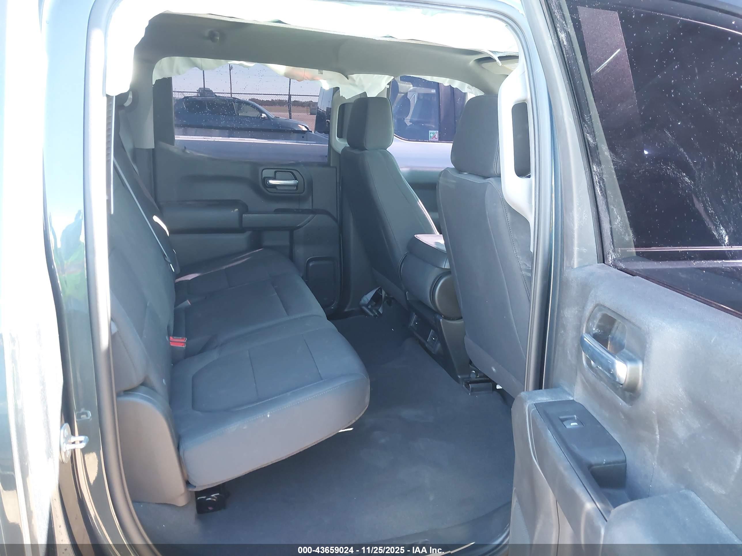 CHEVROLET SILVERADO image 8