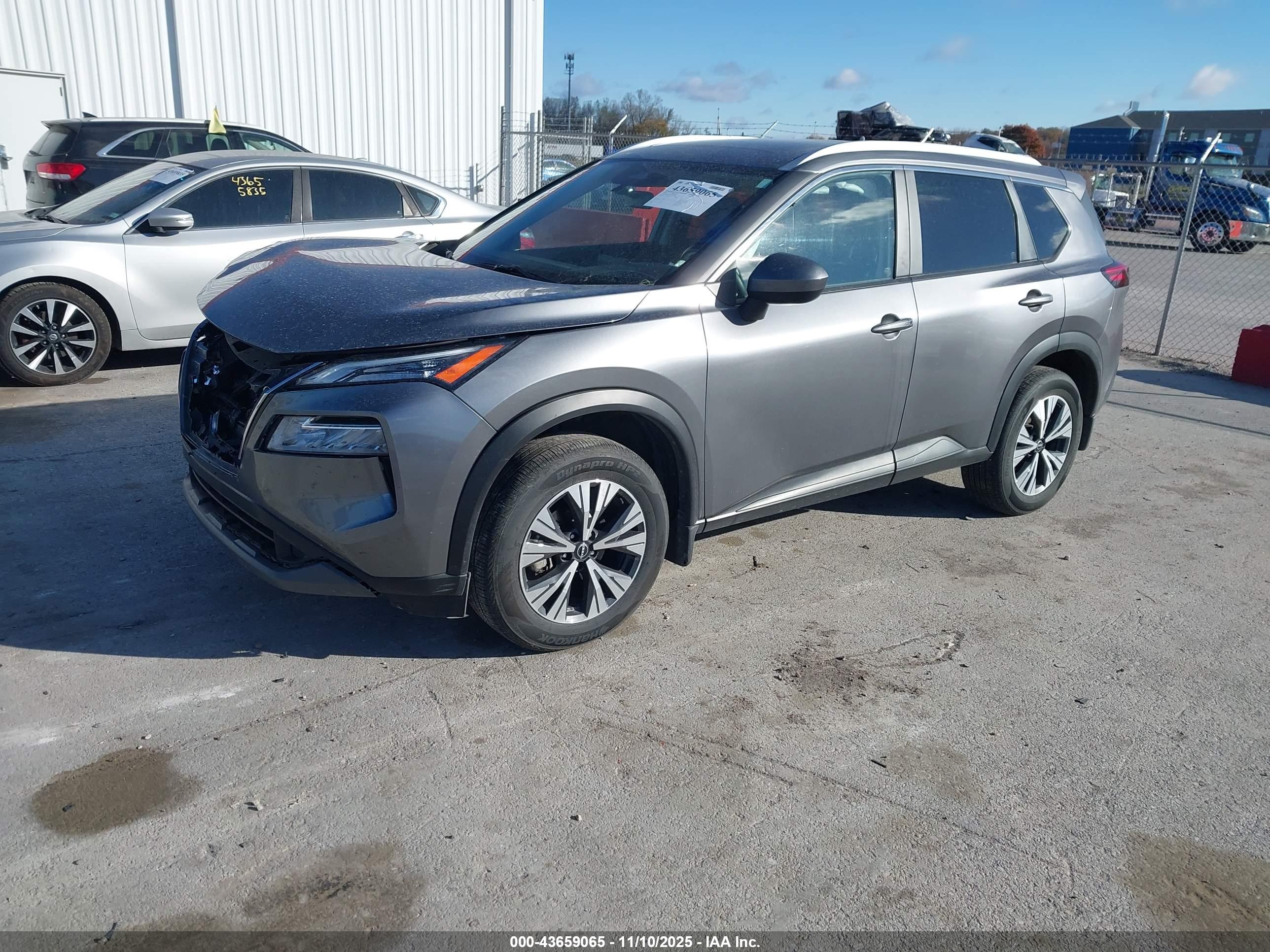 NISSAN ROGUE image 2