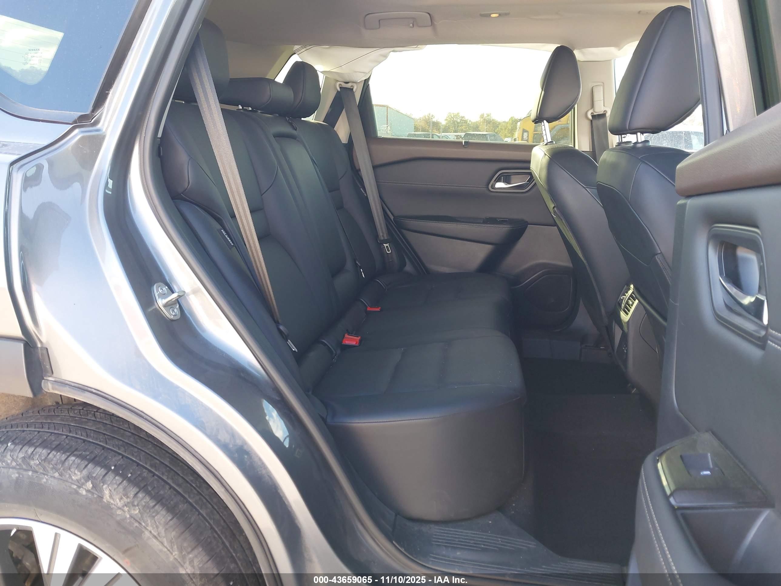 NISSAN ROGUE image 8