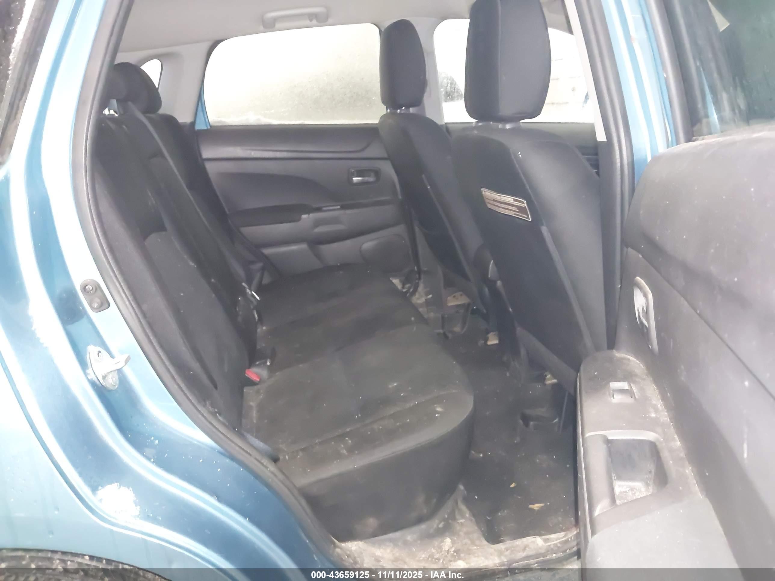 MITSUBISHI OUTLANDER image 8