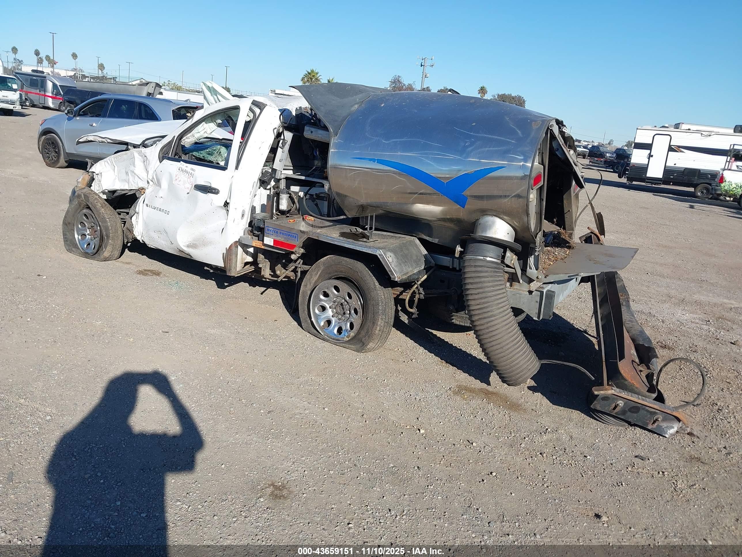 CHEVROLET SILVERADO image 3