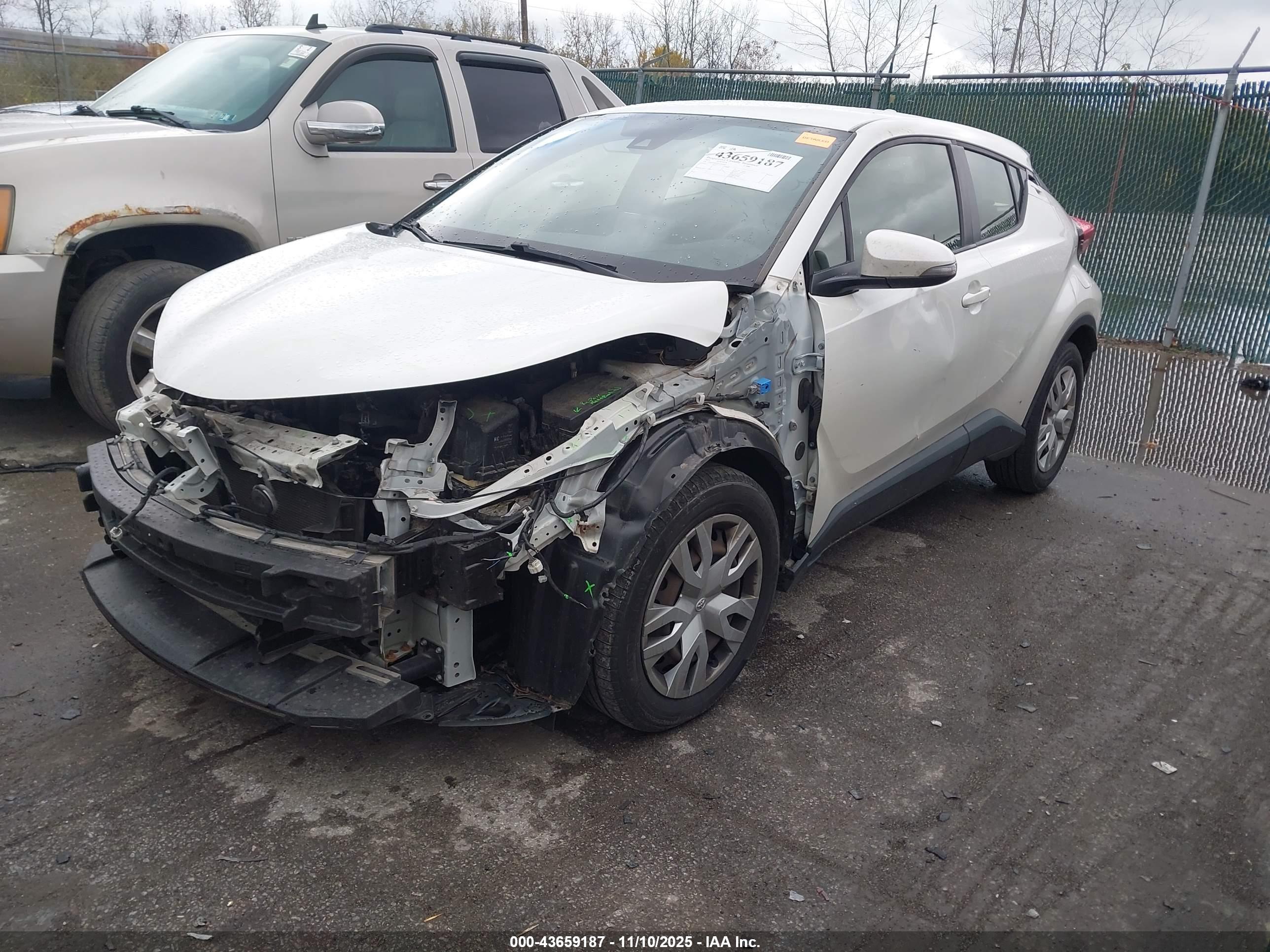 TOYOTA C-HR image 2