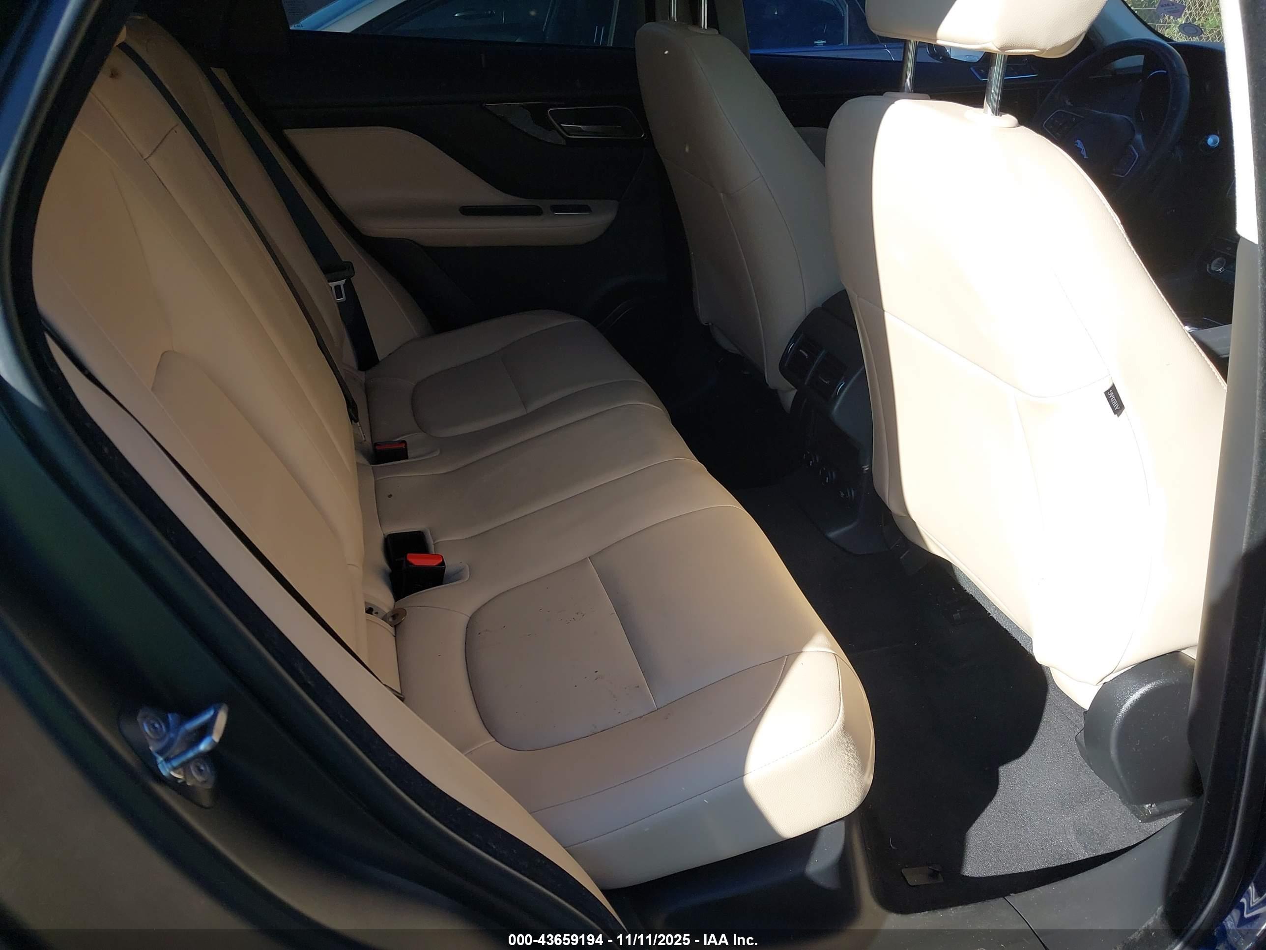 JAGUAR F-PACE image 8