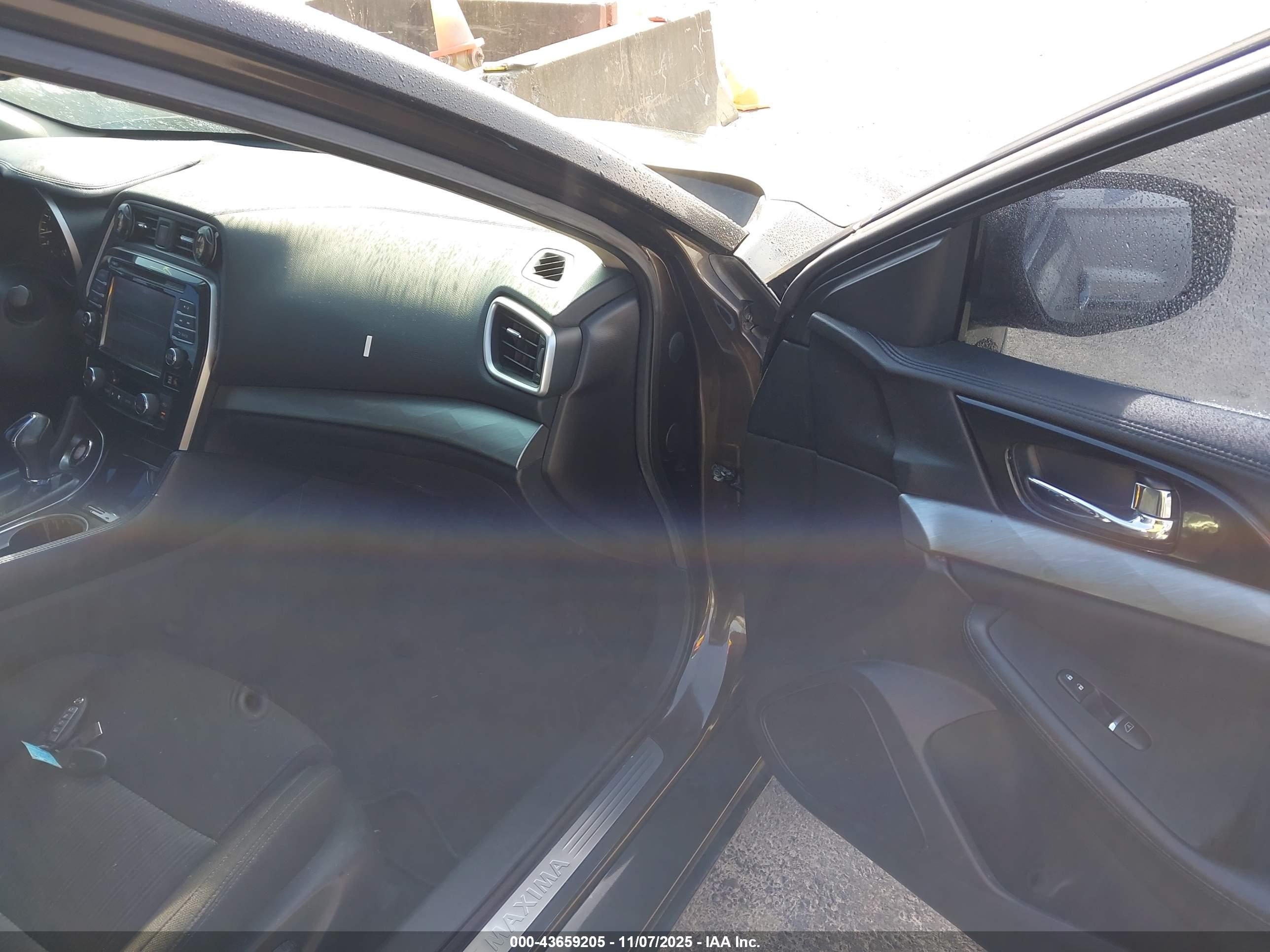 NISSAN MAXIMA image 5