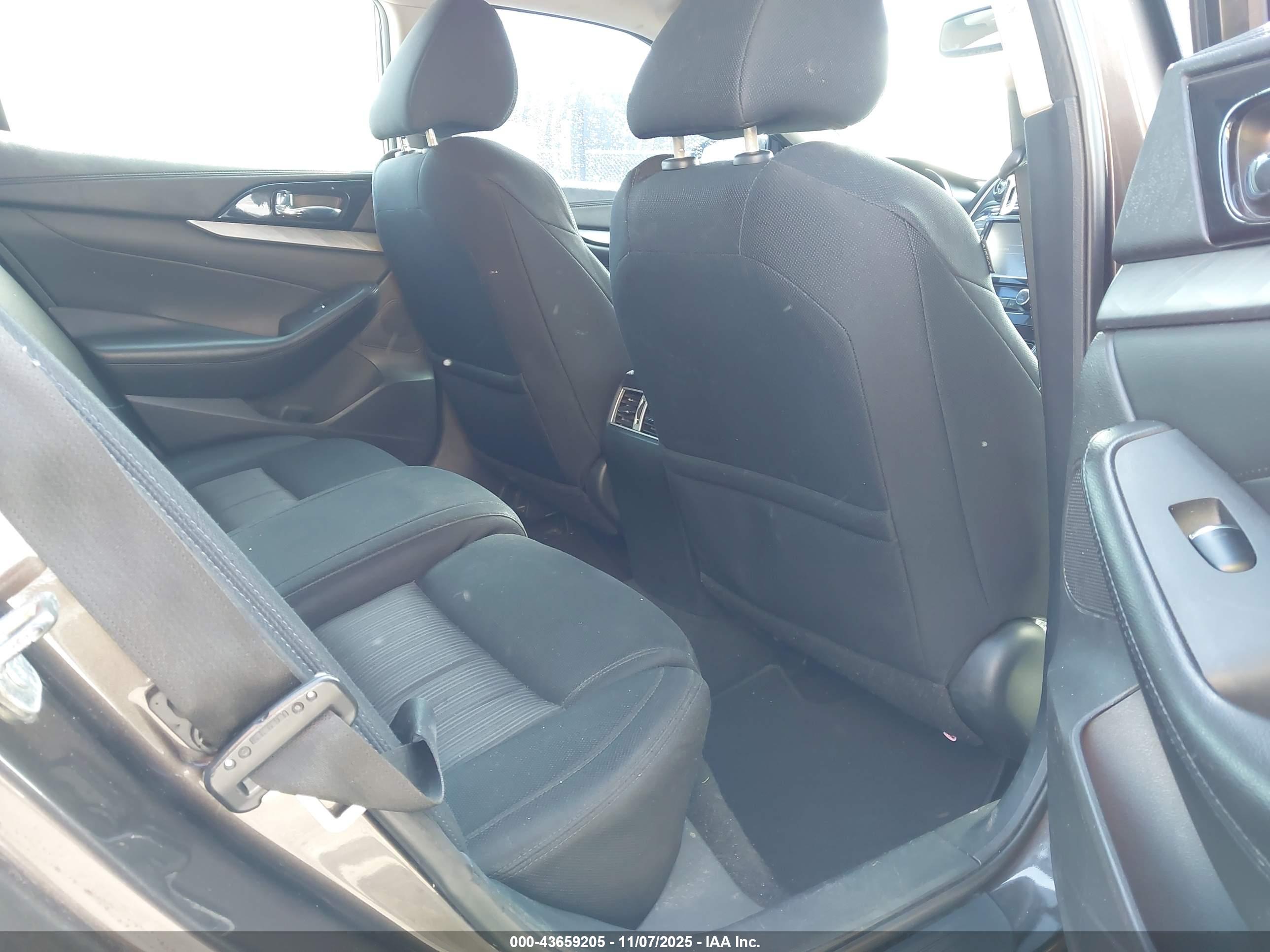 NISSAN MAXIMA image 8