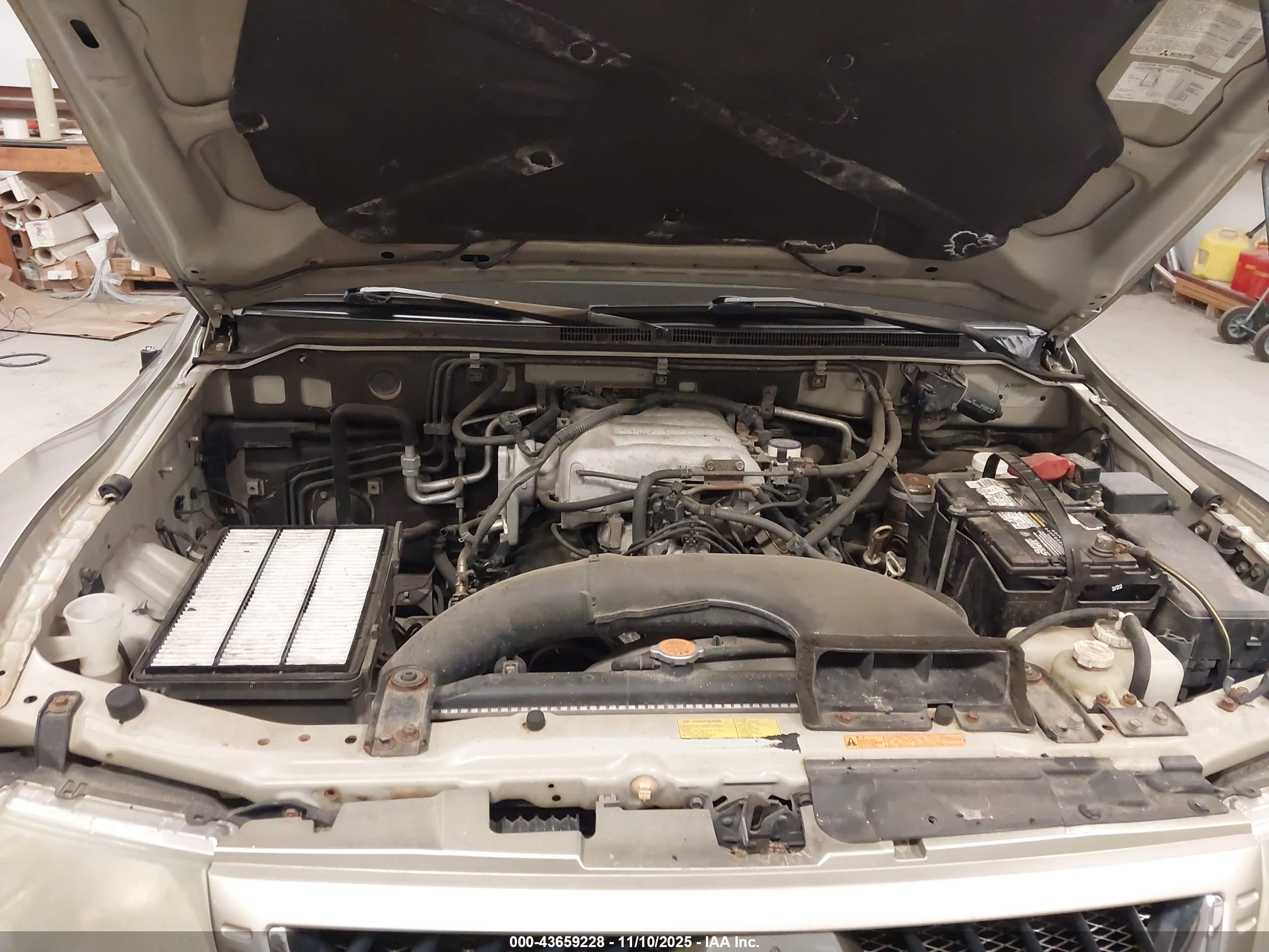 MITSUBISHI MONTERO image 10