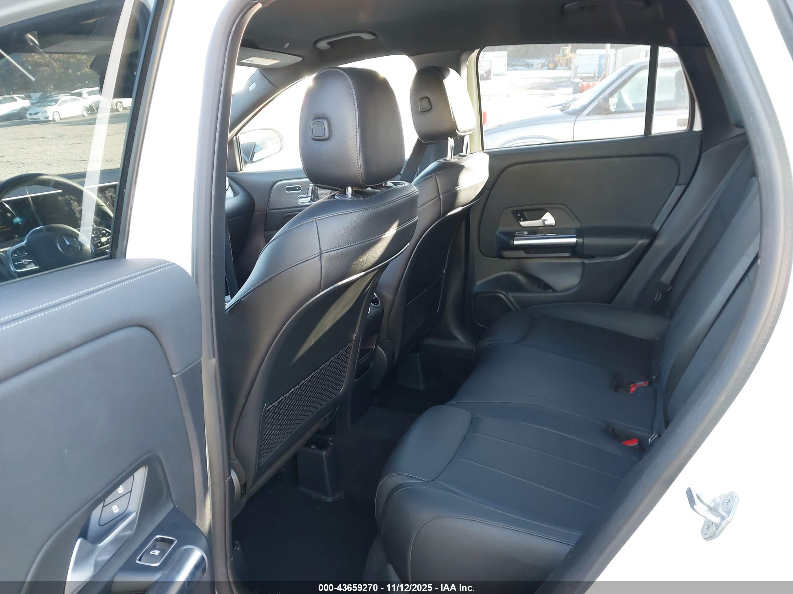 MERCEDES-BENZ GLA image 8