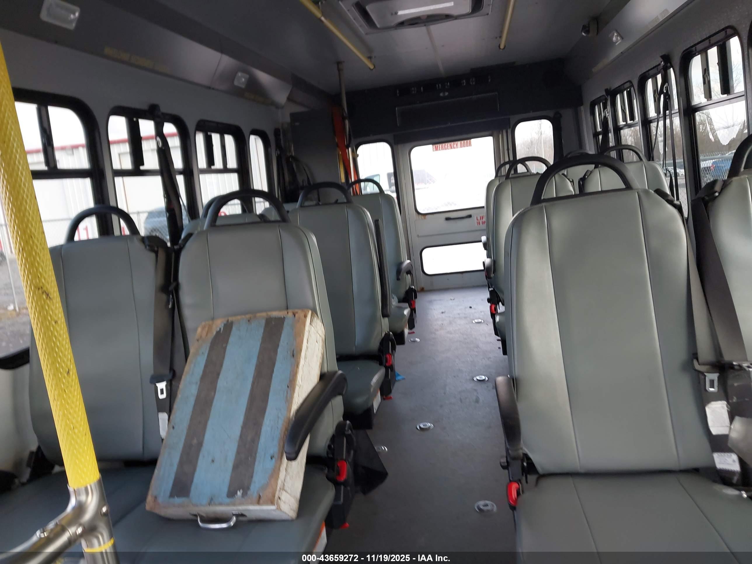 FORD E-450 image 8