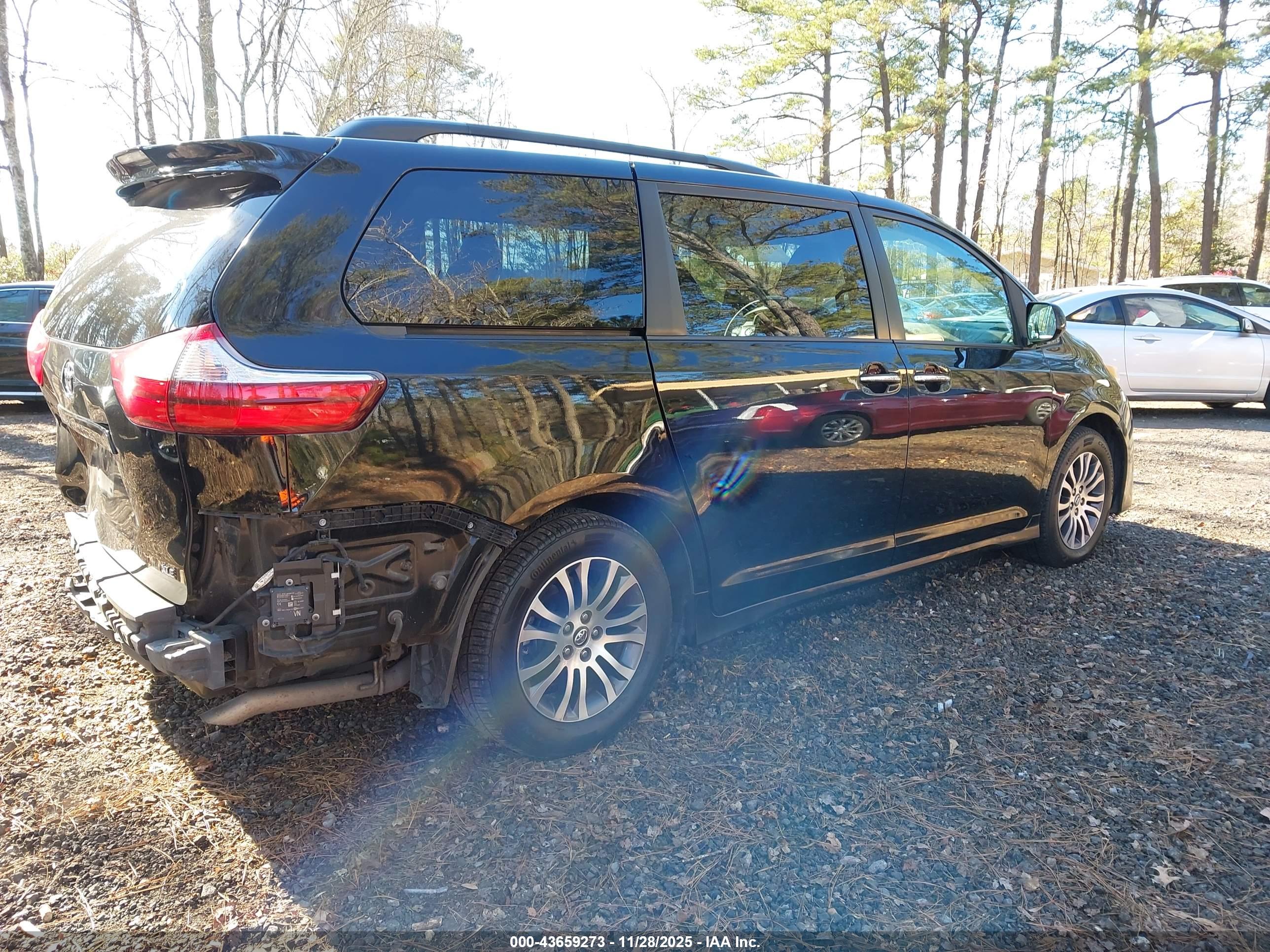 TOYOTA SIENNA image 4