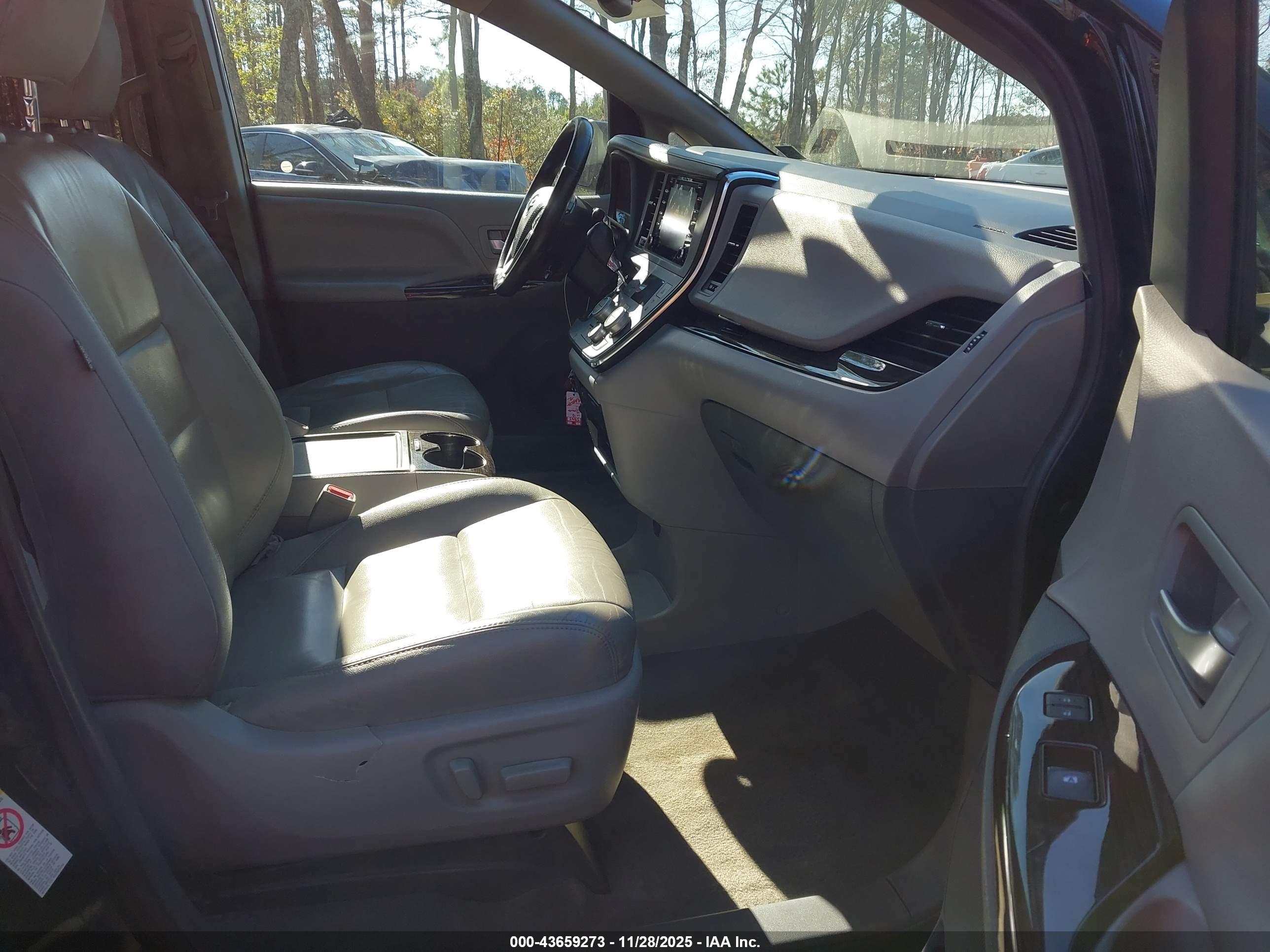 TOYOTA SIENNA image 5