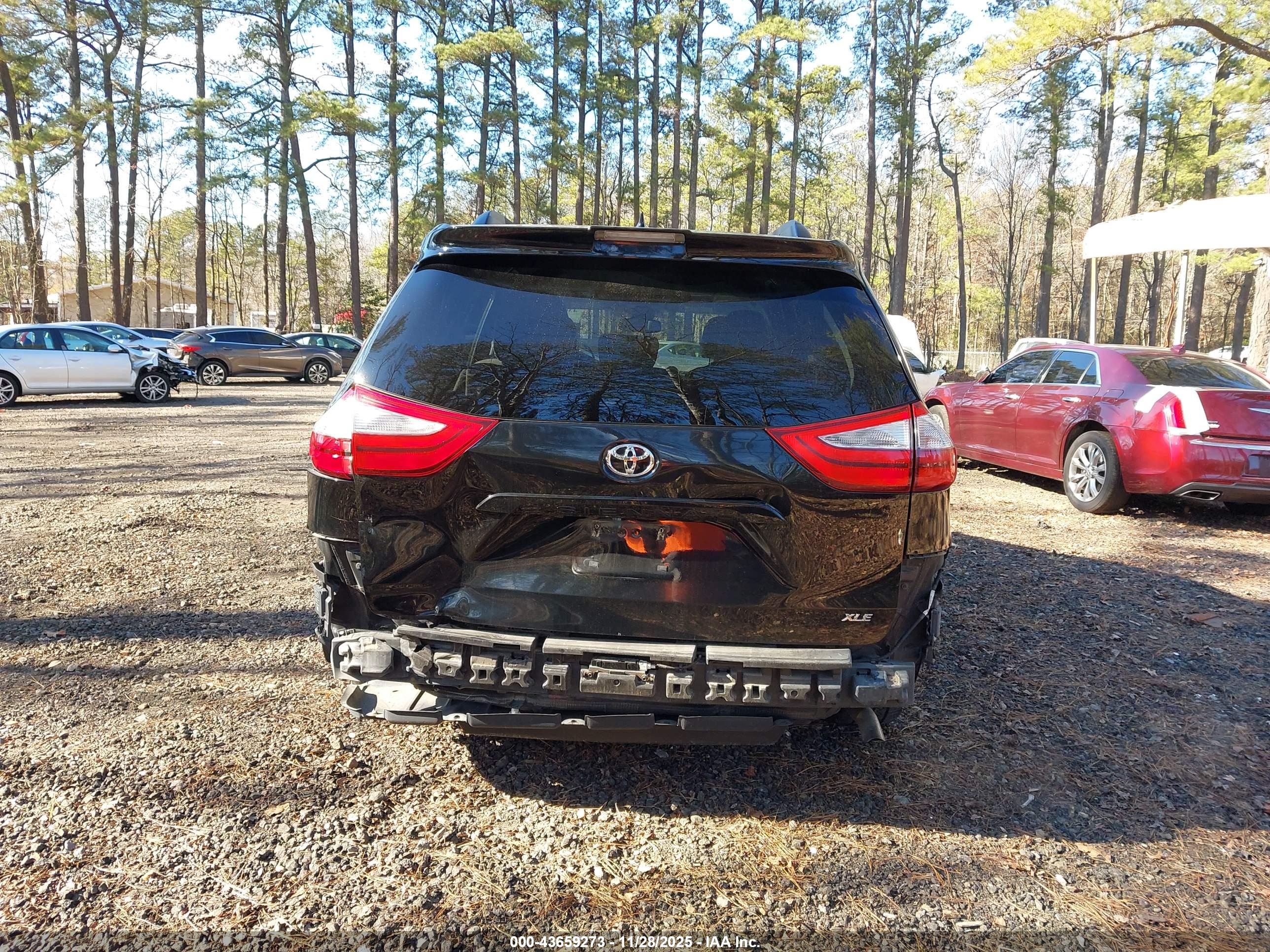TOYOTA SIENNA image 6