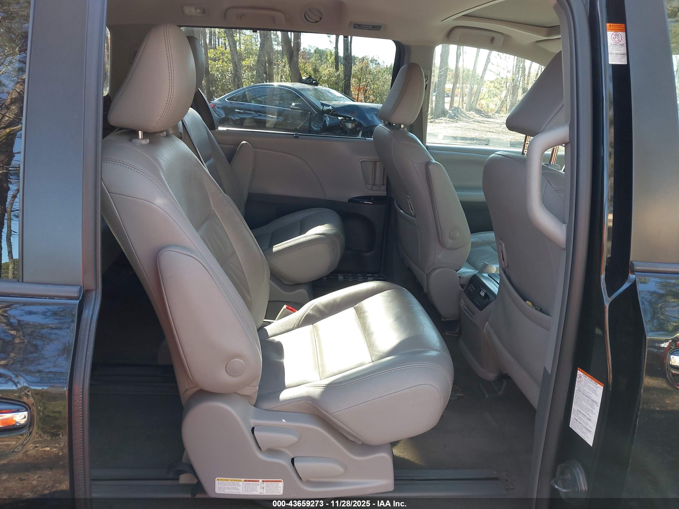 TOYOTA SIENNA image 8