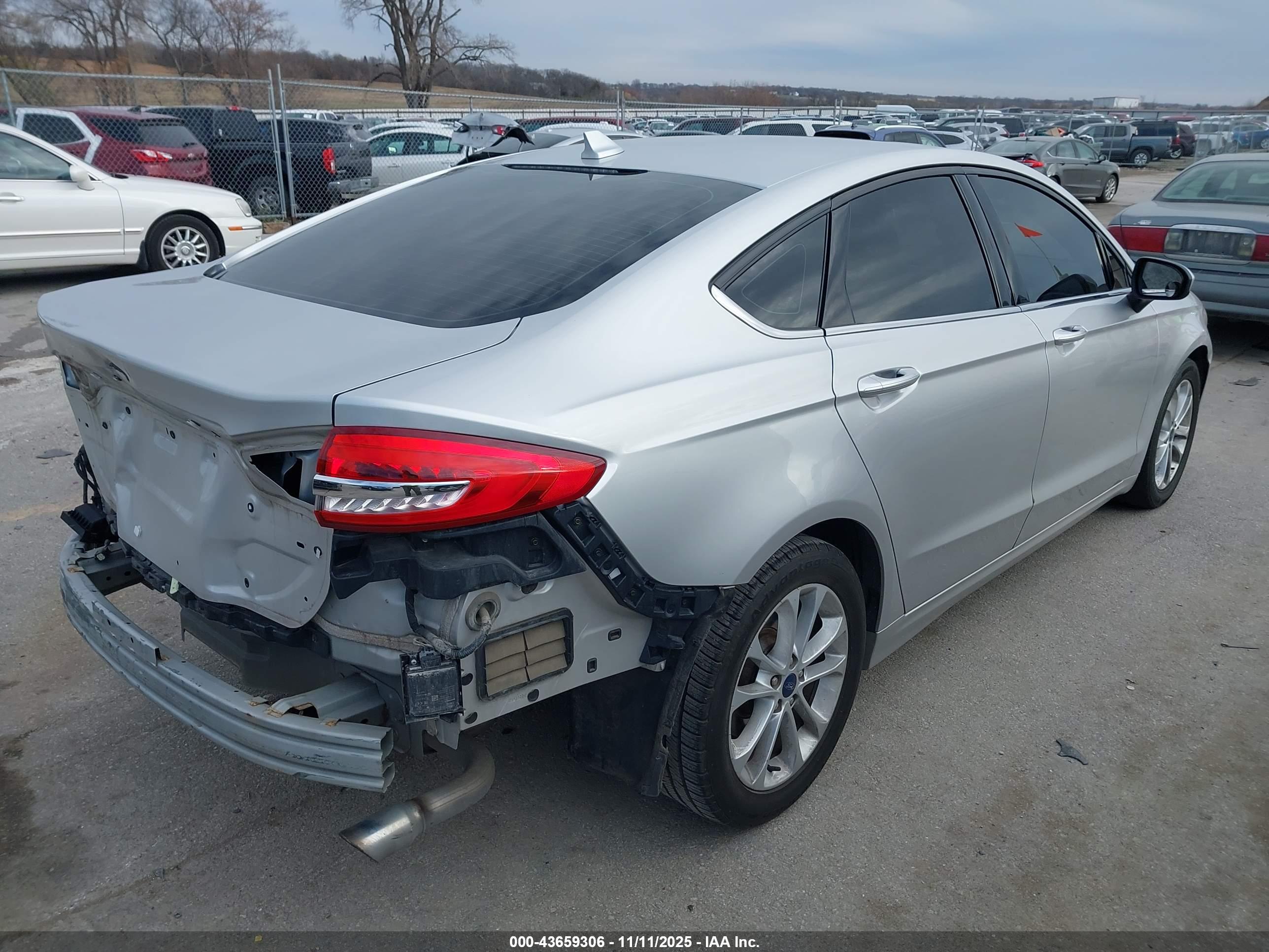 FORD FUSION image 4
