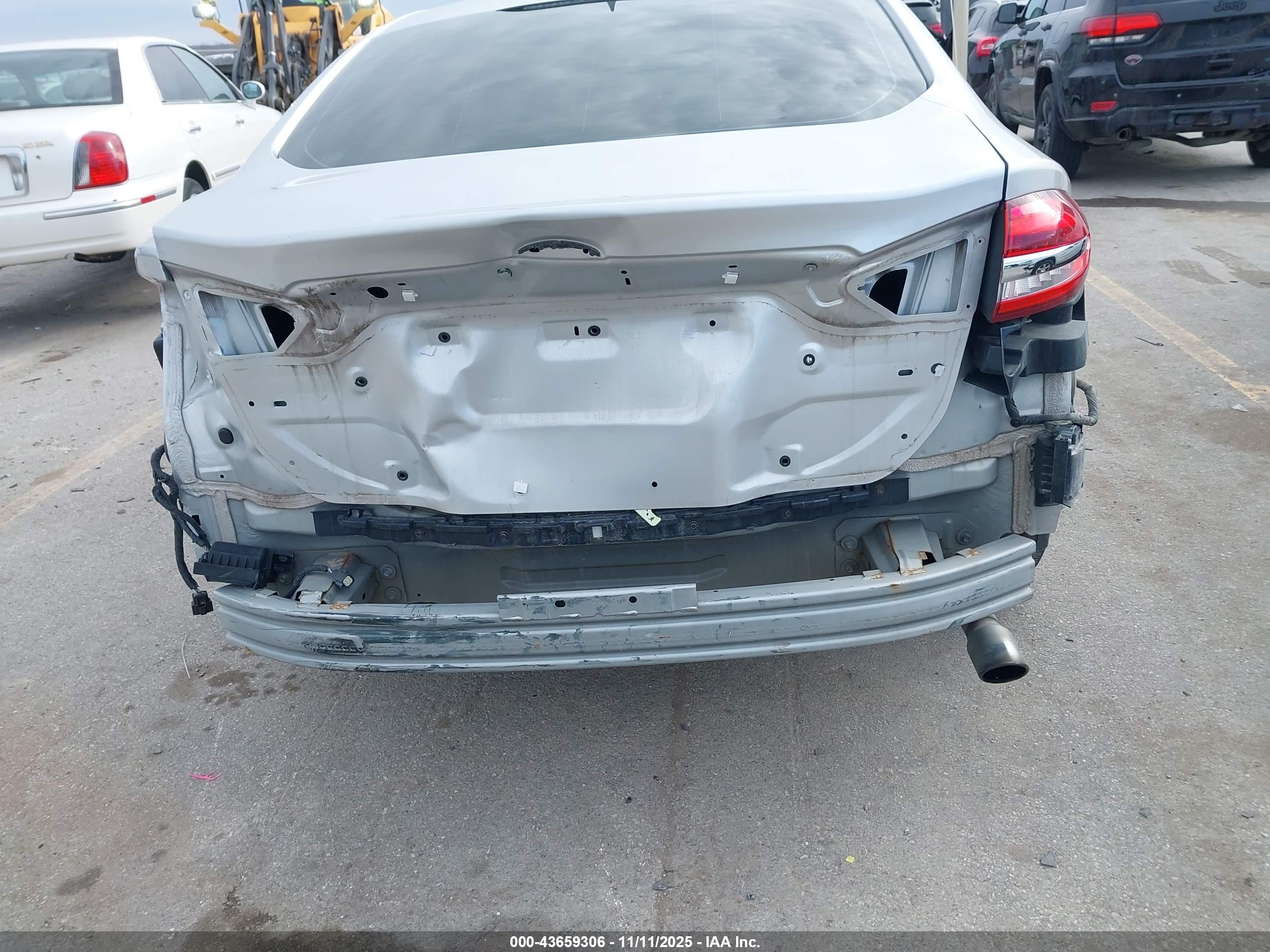 FORD FUSION image 6
