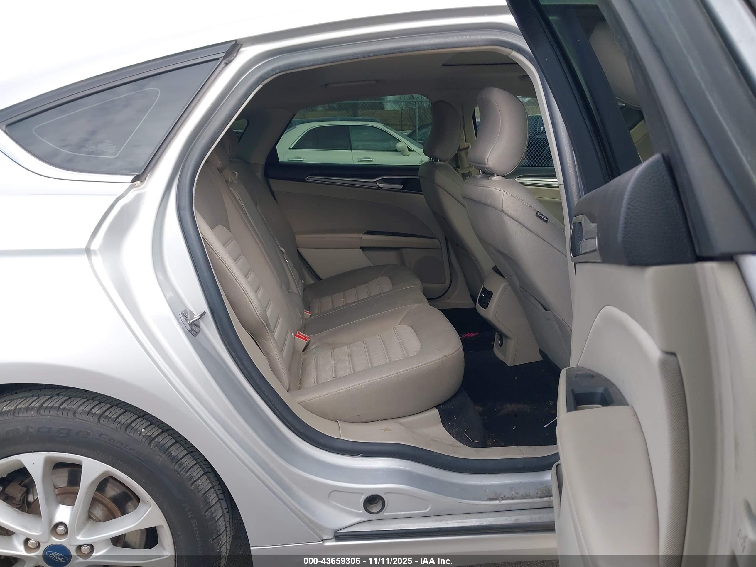 FORD FUSION image 8