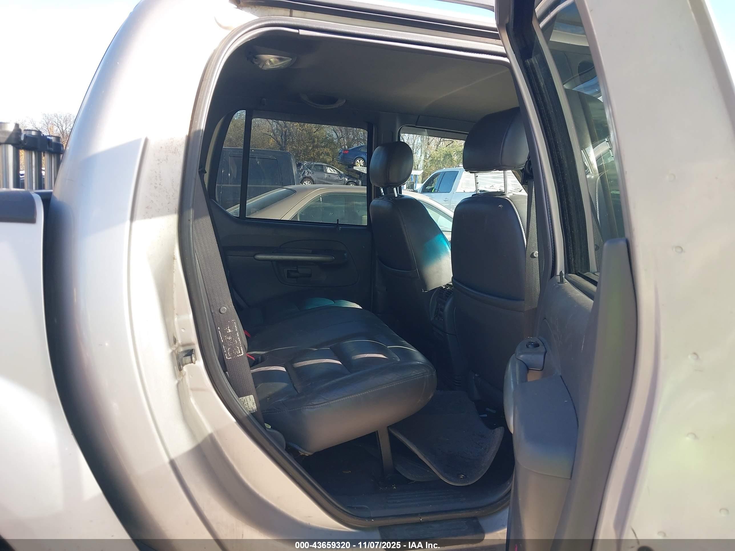 FORD EXPLORER image 8