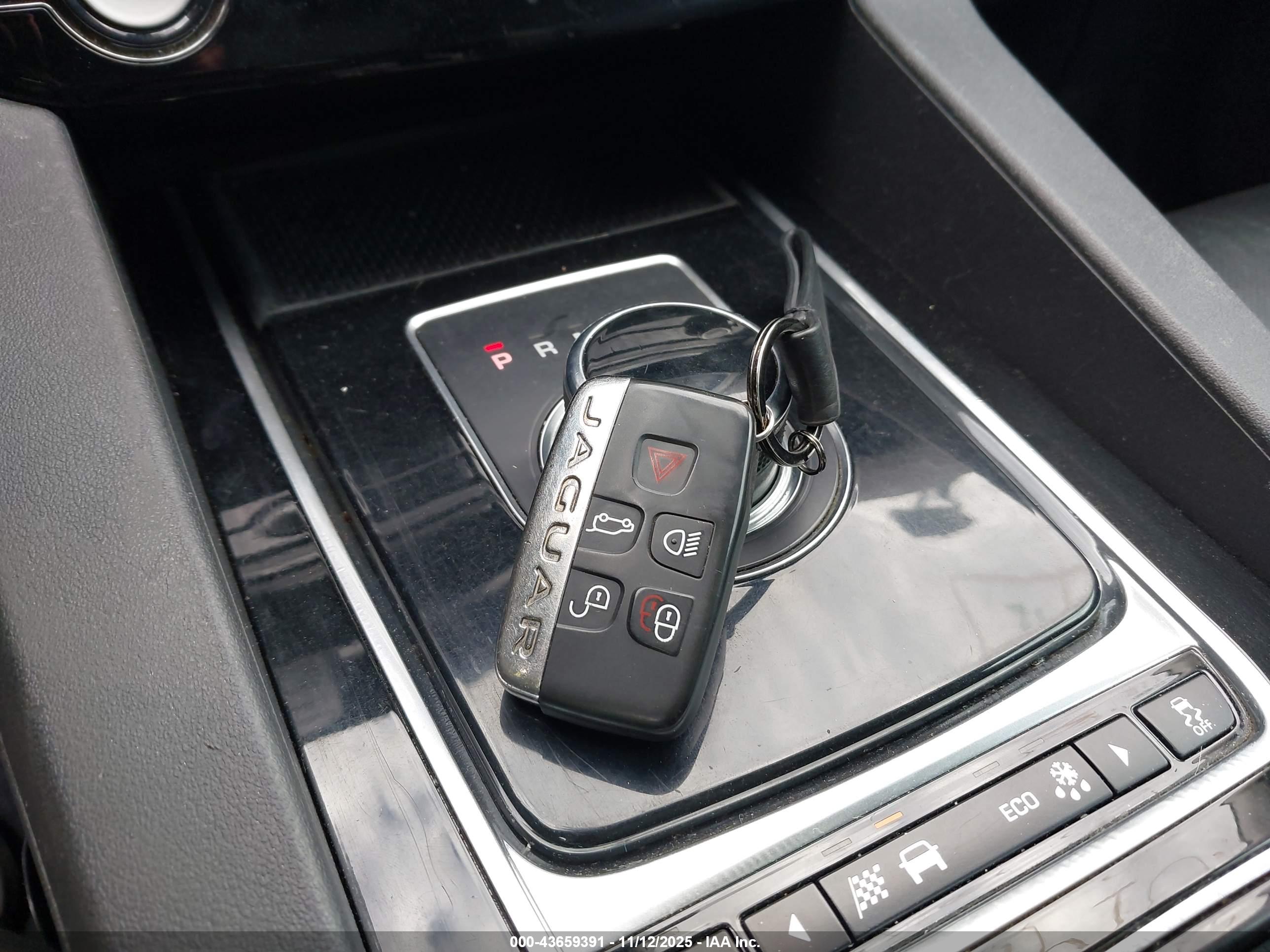 JAGUAR F-PACE image 11