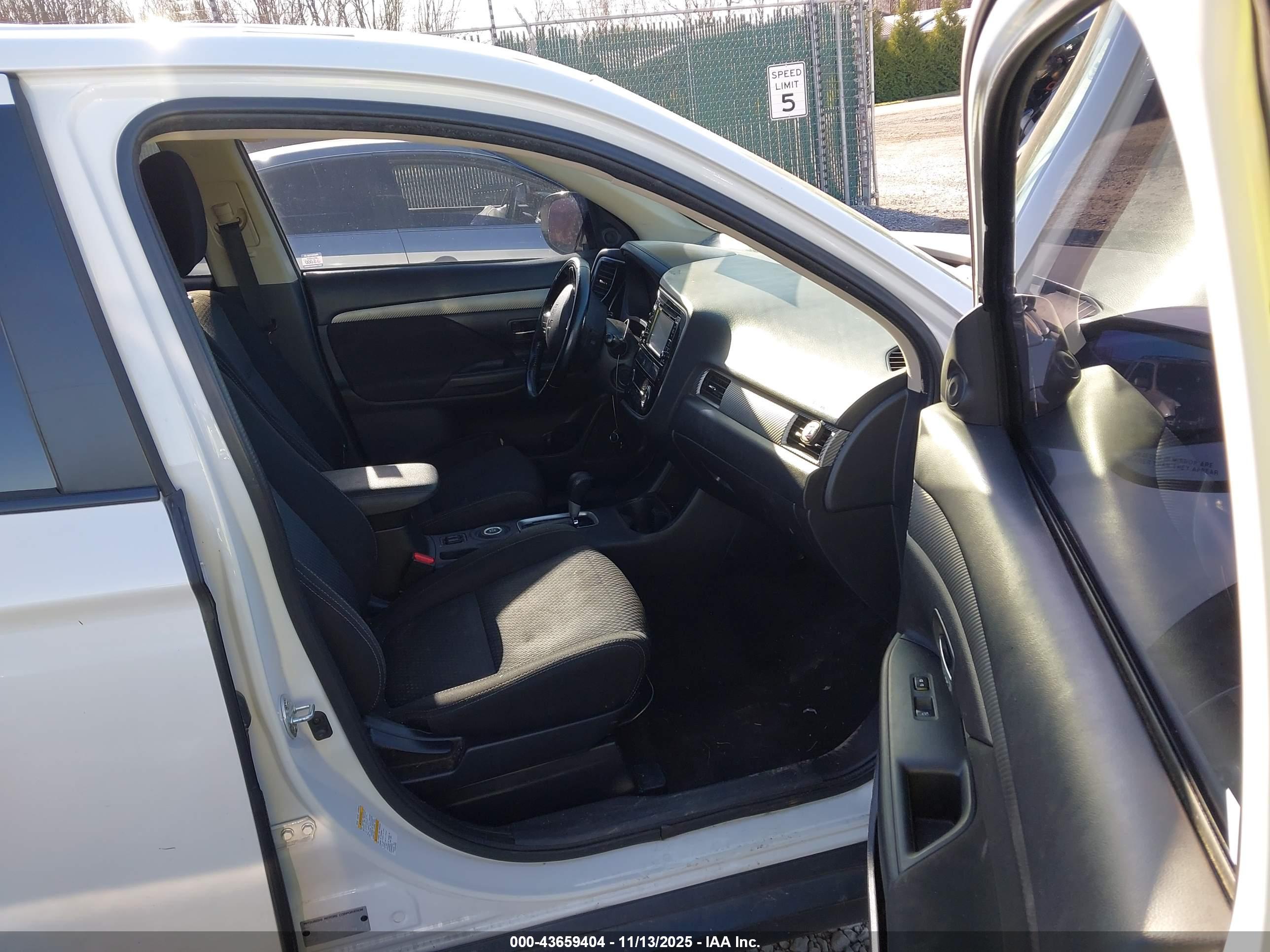 MITSUBISHI OUTLANDER image 5