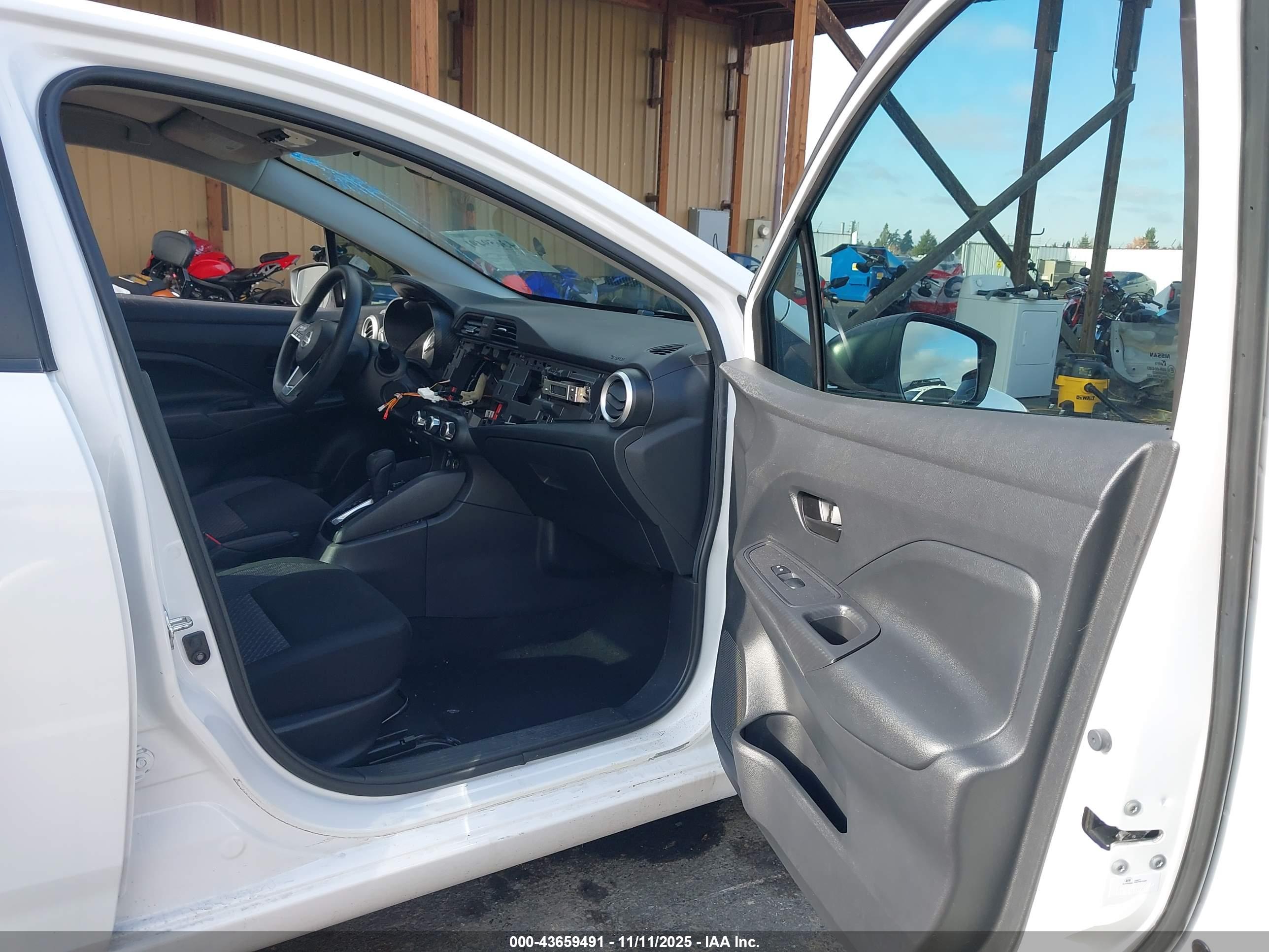 NISSAN VERSA image 5