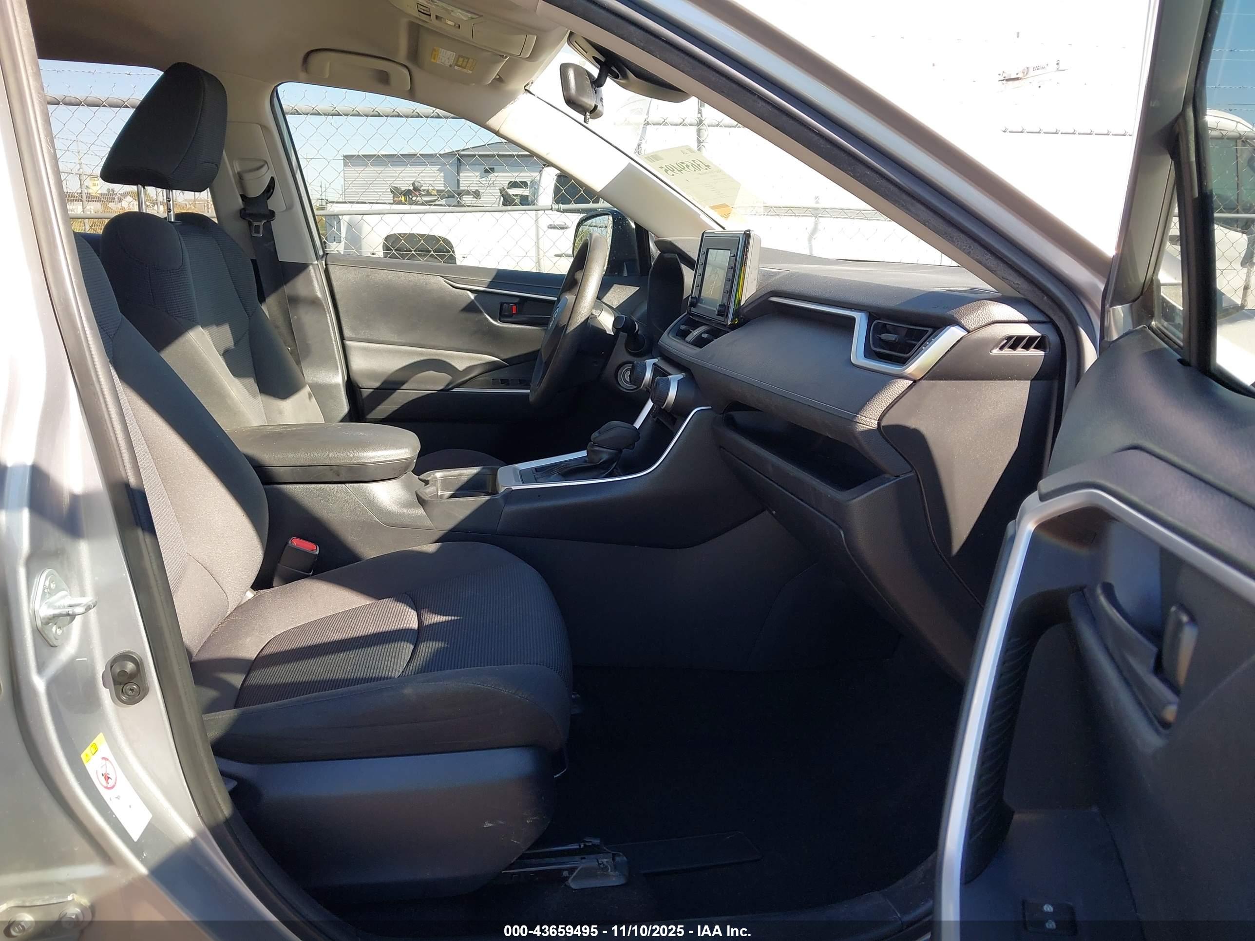TOYOTA RAV4 image 5